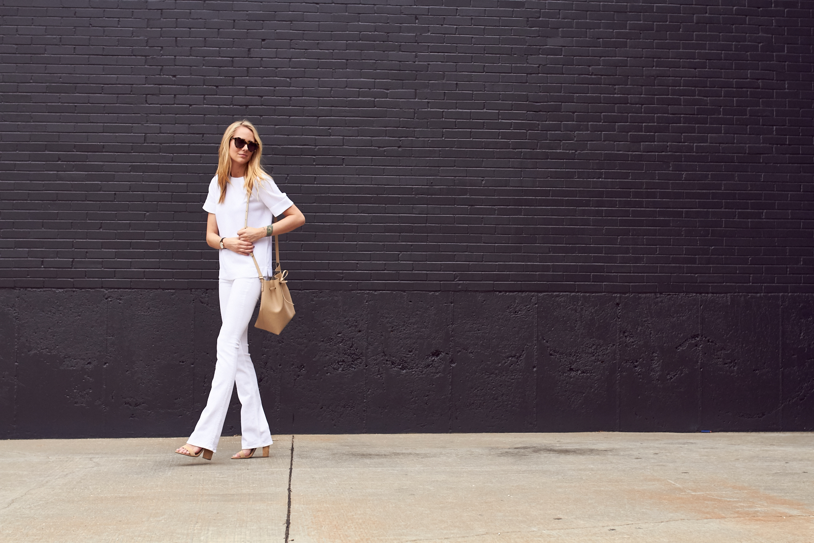 fashion-jackson-white-top-white-jeans