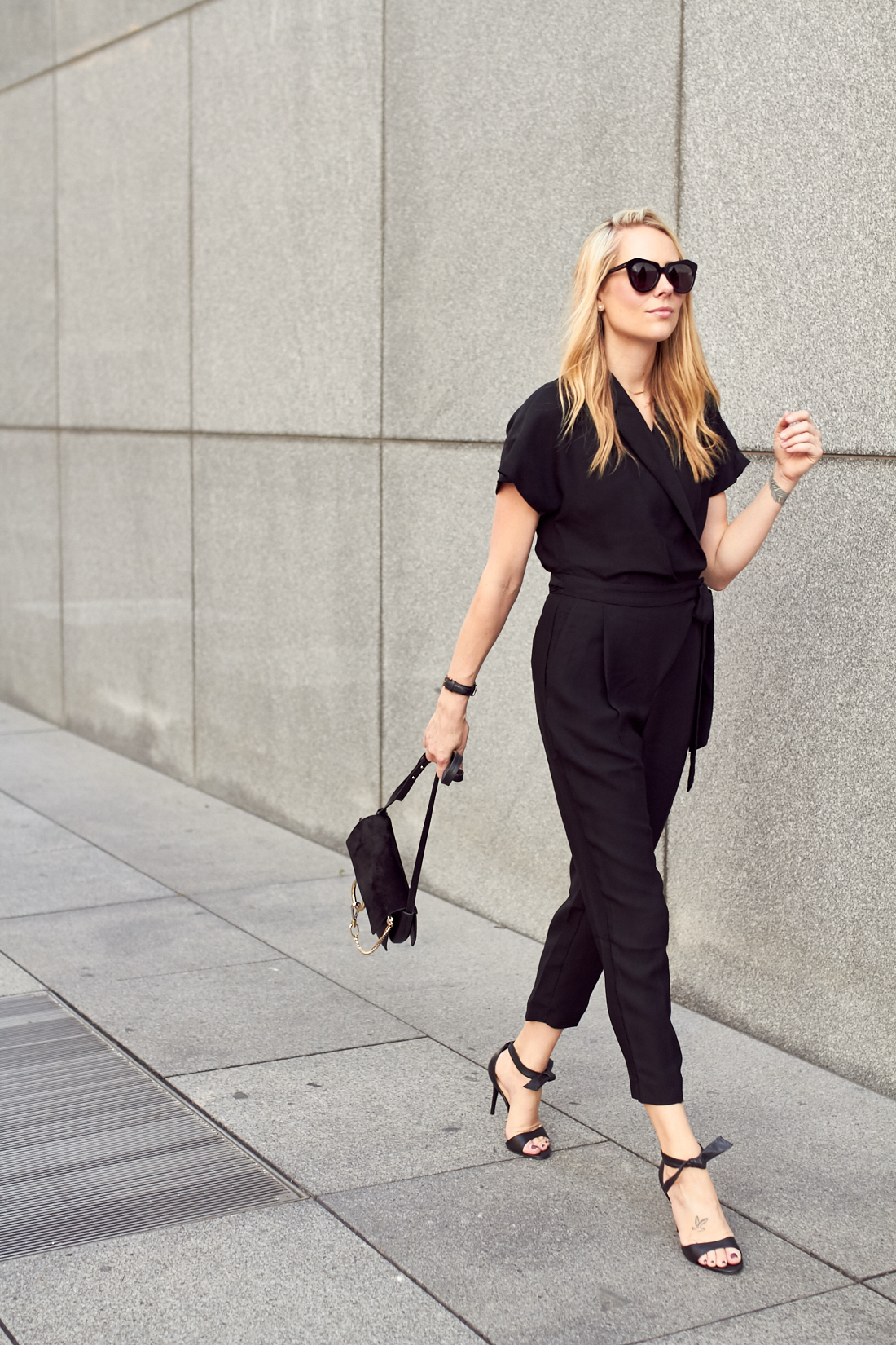 fashion-jackson-banana-republic-black-jumpsuit-chloe-drew-handbag-black-bowtie-heels-black-sunglasses