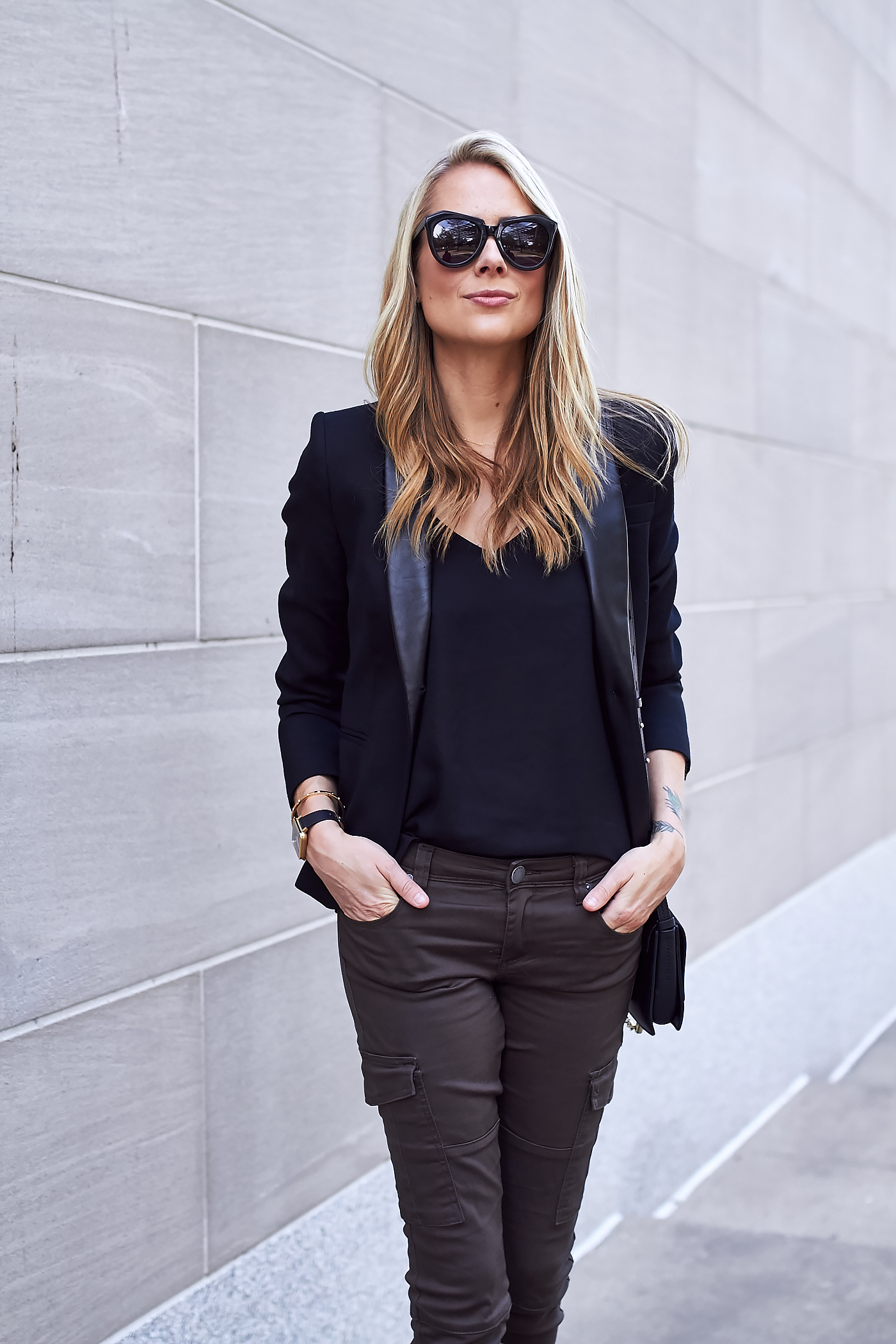 fashion-jackson-black-blazer-cargo-pocket-skinny-pants-black-karen-walker-sunglasses