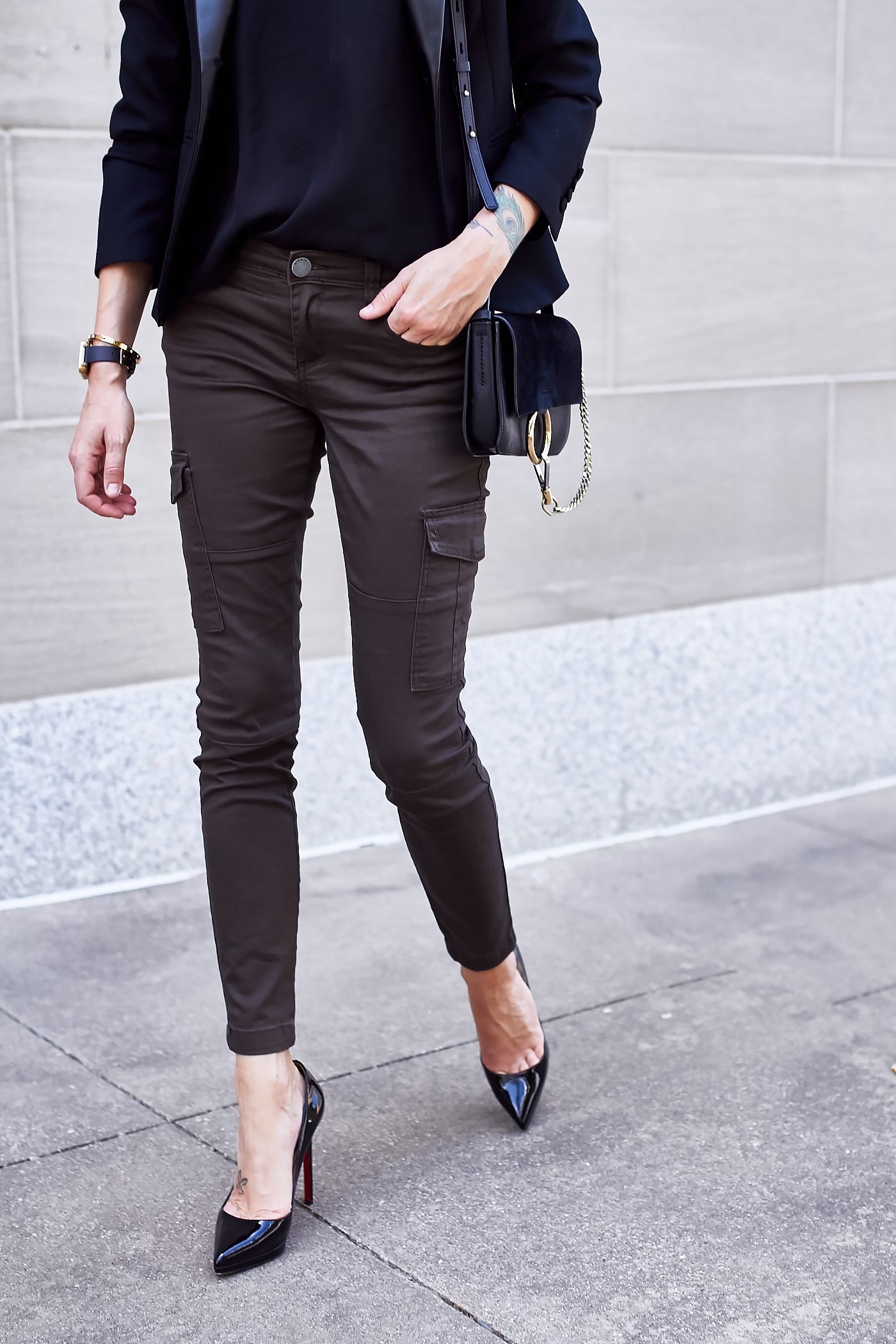 fashion-jackson-cargo-pocket-skinny-pants-black-louboutin-pumps-chloe-faye-handbag