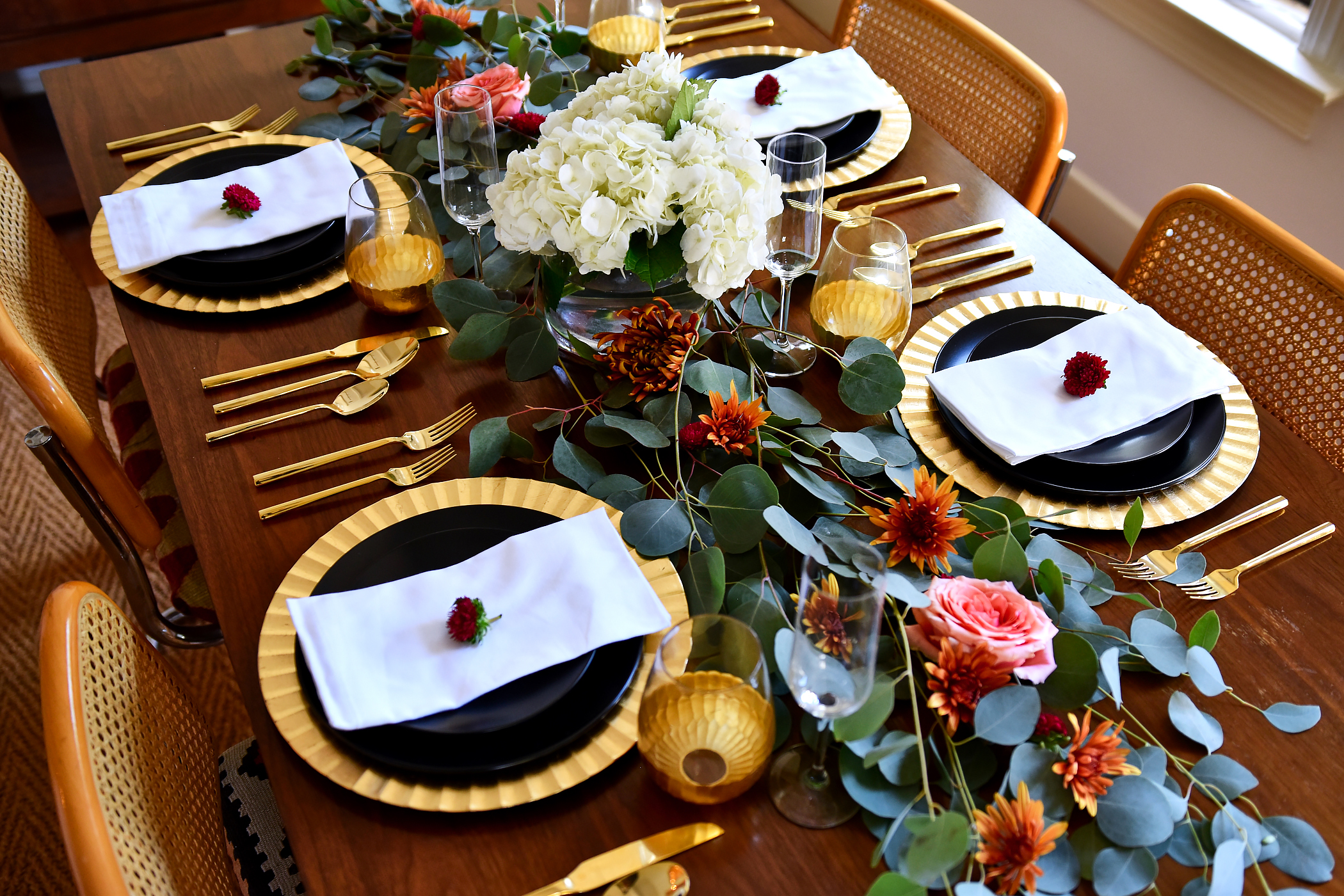 Idées de tables de Thanksgiving, décor moderne de Thanksgiving, décor de dîner noir et or, eucalyptus, fleurs d'automne