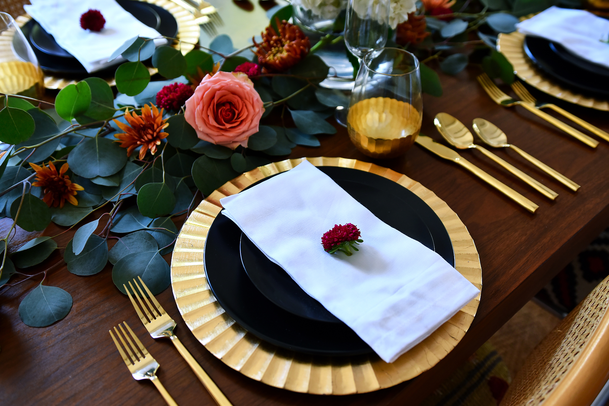 Thanksgiving Tablescape Ideas, Modern Thanksgiving Setting, Black & Gold Dinner Setting, Eucalyptus, Fall Flowers