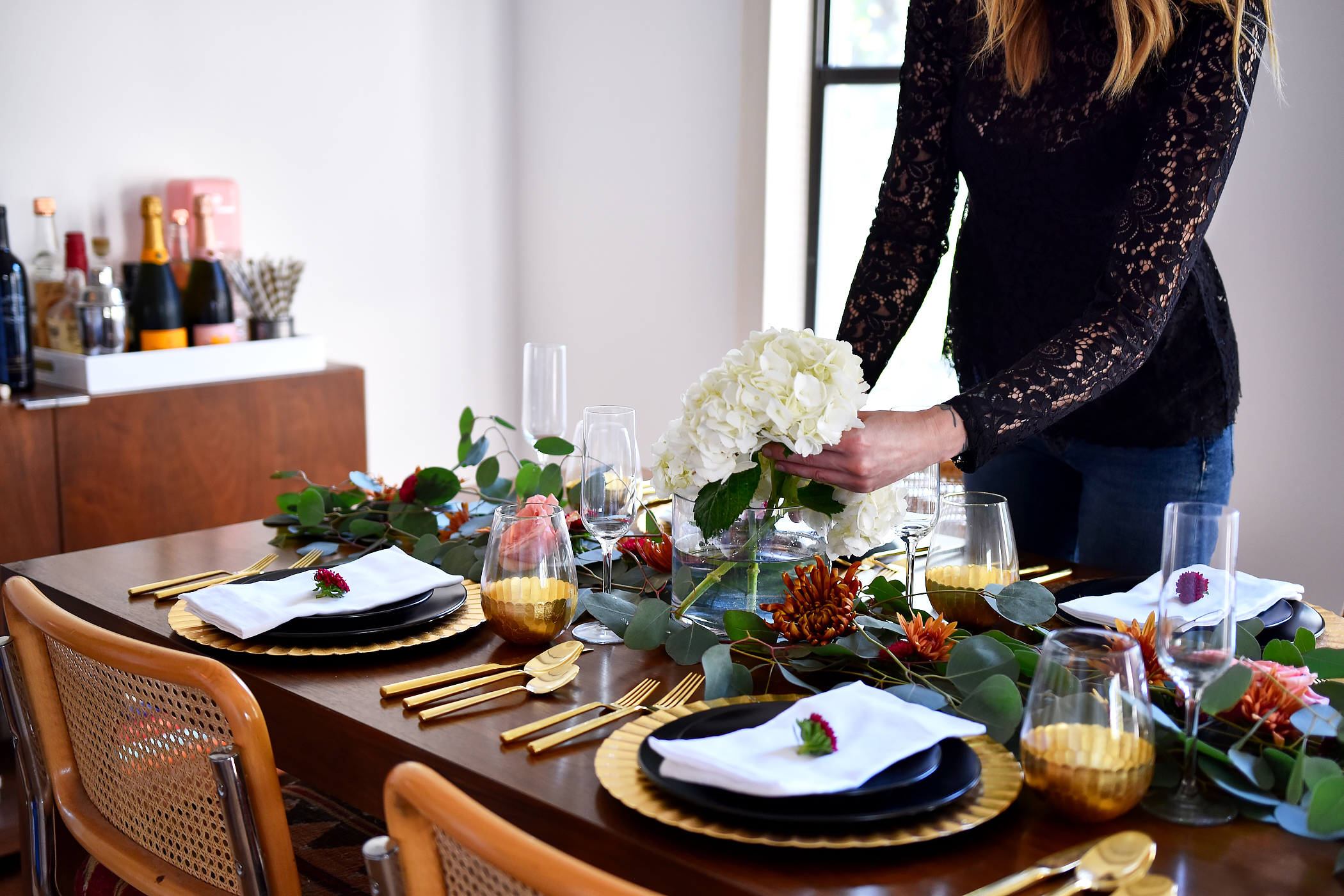 Idées de tables de Thanksgiving, cadre de Thanksgiving moderne, cadre de dîner noir et or, eucalyptus, fleurs d'automne, haut en dentelle noire