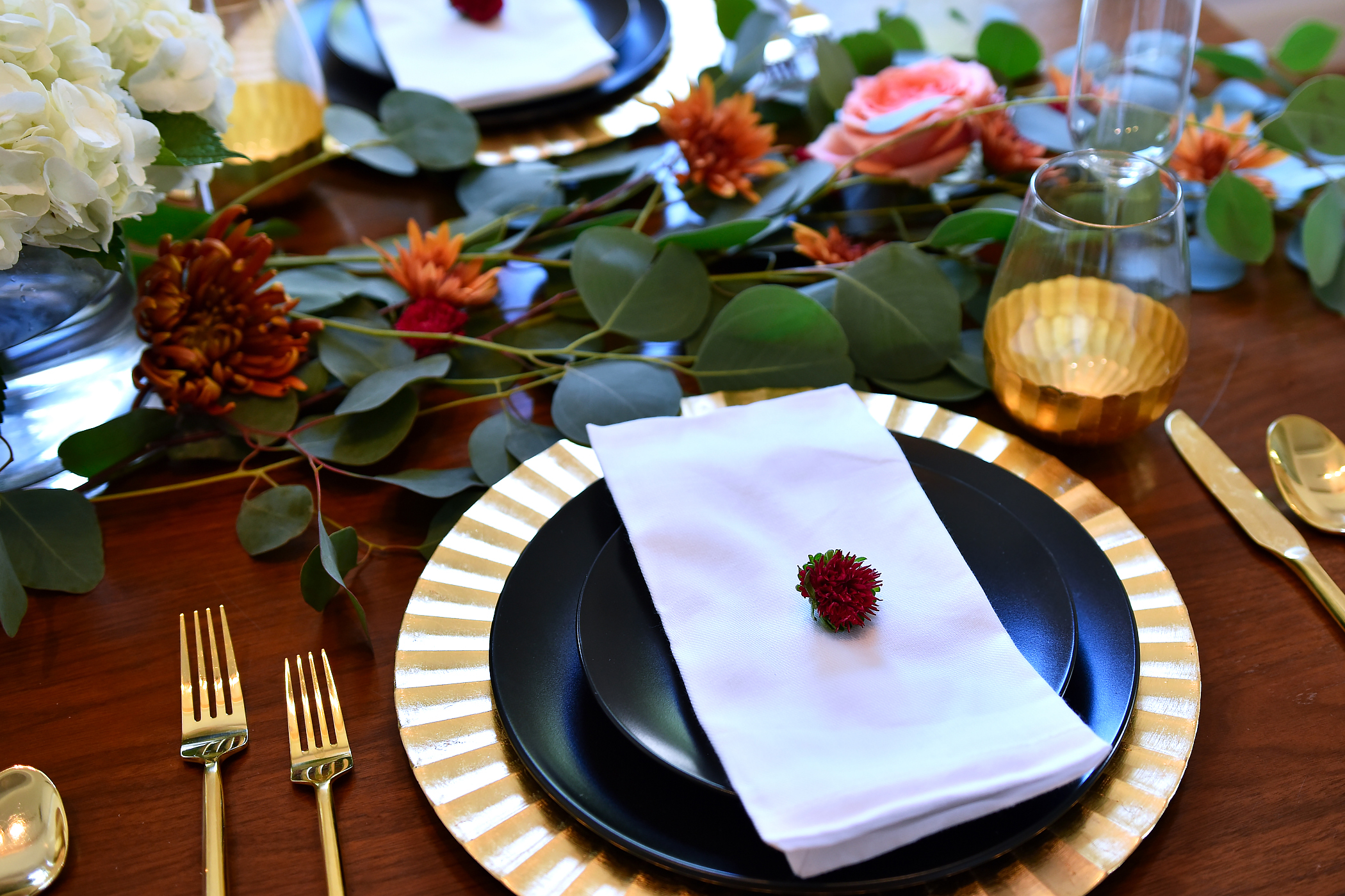 Idées de tables de Thanksgiving, décor moderne de Thanksgiving, décor de dîner noir et or, eucalyptus, fleurs d'automne