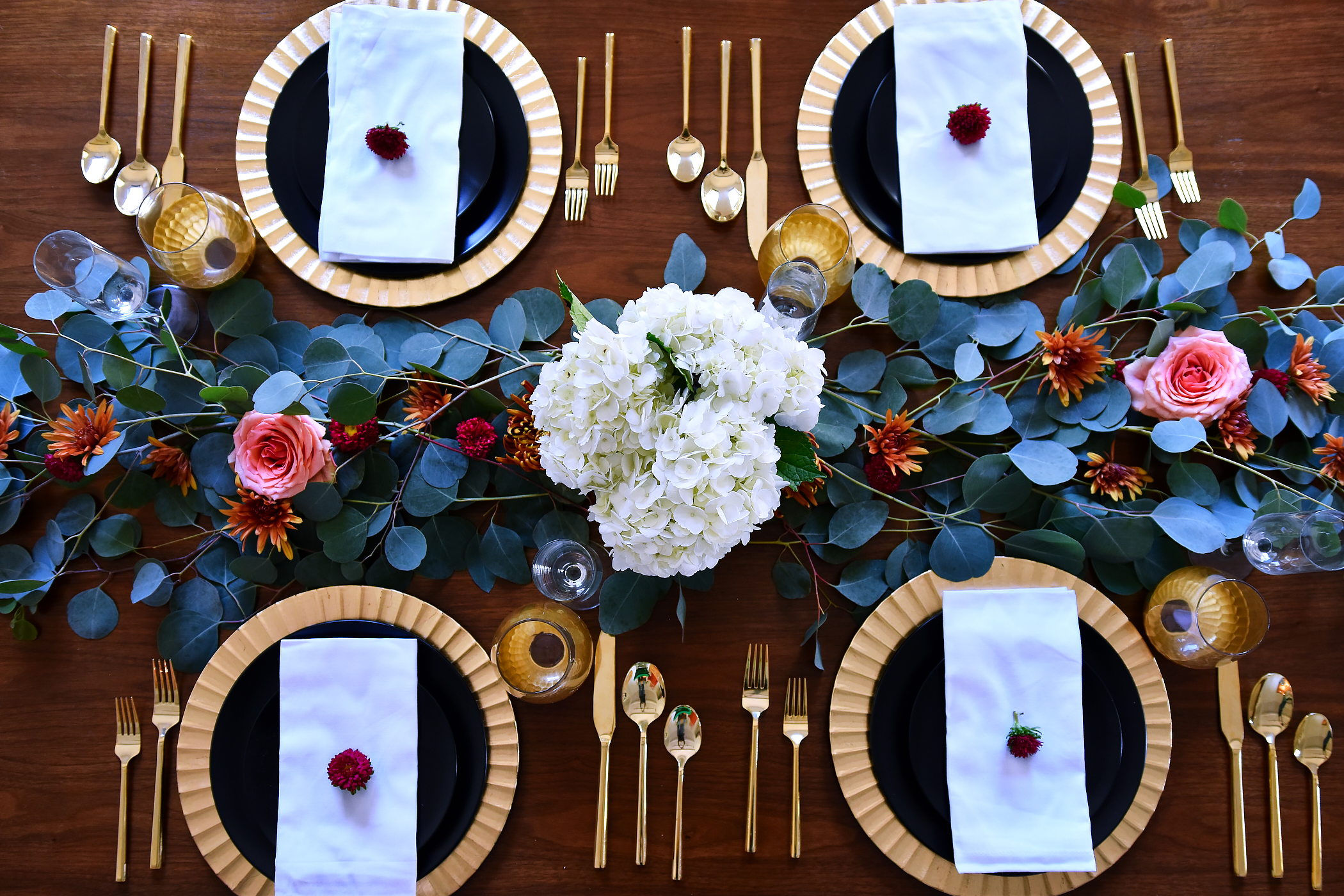 Thanksgiving Tablescape Ideas, Modern Thanksgiving Setting, Black & Gold Dinner Setting, Eucalyptus, Fall Flowers