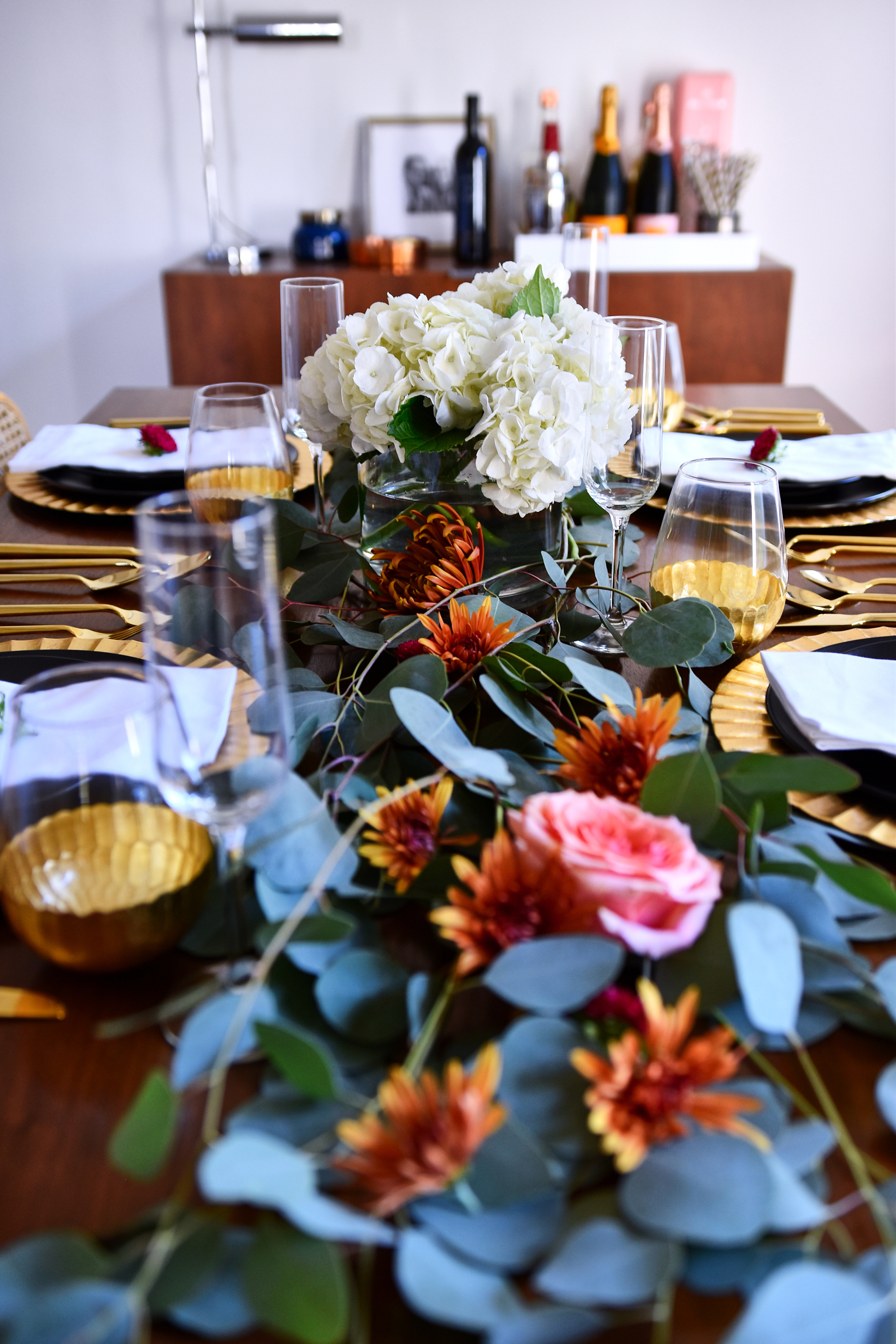 Idées de tables de Thanksgiving, décor moderne de Thanksgiving, décor de dîner noir et or, eucalyptus, fleurs d'automne