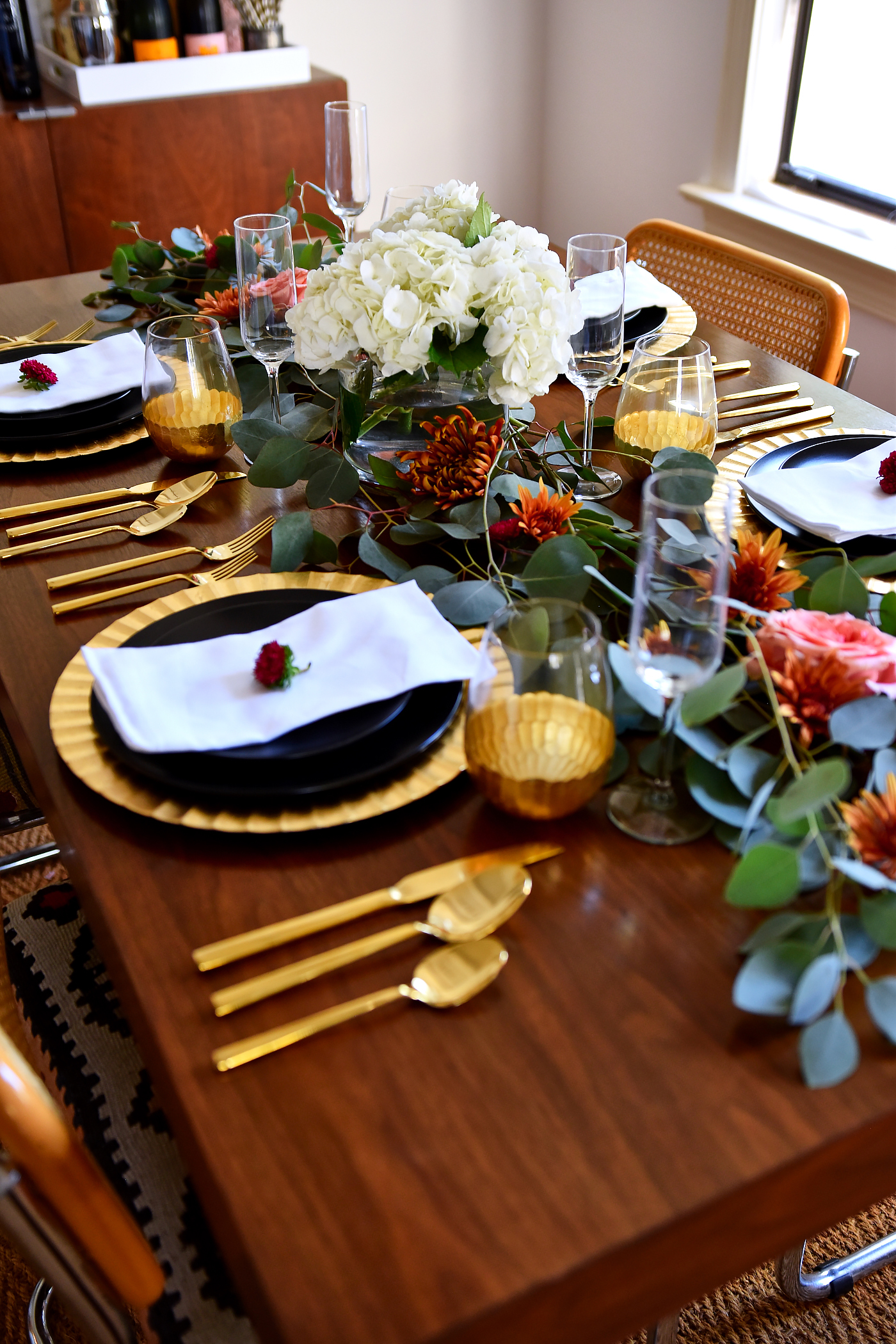 Idées de tables de Thanksgiving, décor moderne de Thanksgiving, décor de dîner noir et or, eucalyptus, fleurs d'automne