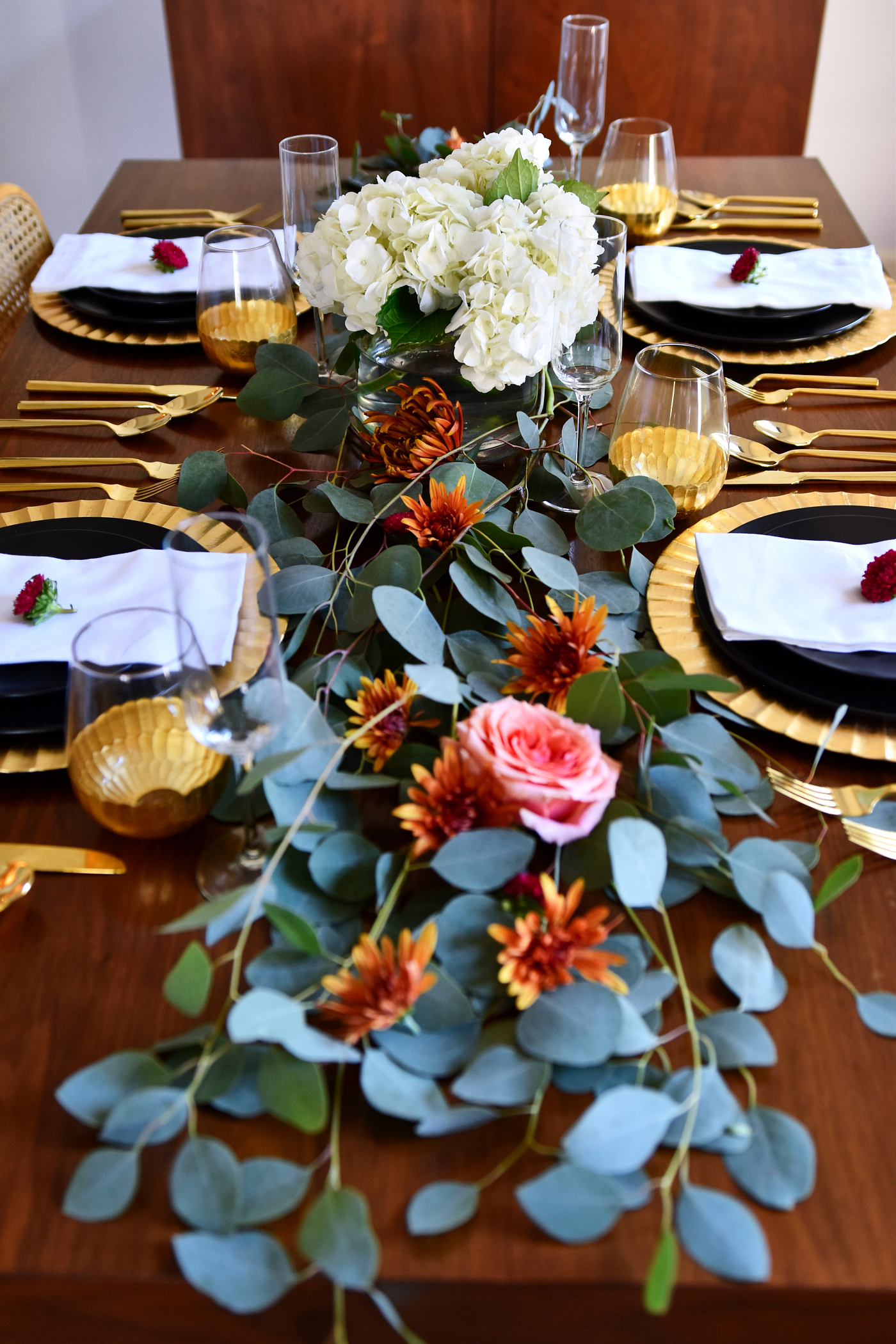 Idées de tables de Thanksgiving, décor moderne de Thanksgiving, décor de dîner noir et or, eucalyptus, fleurs d'automne