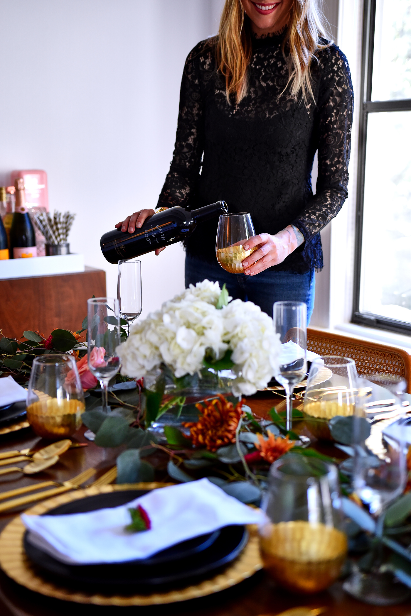 Idées de tables de Thanksgiving, cadre de Thanksgiving moderne, haut en dentelle noire, cadre de dîner noir et or, eucalyptus, fleurs d'automne