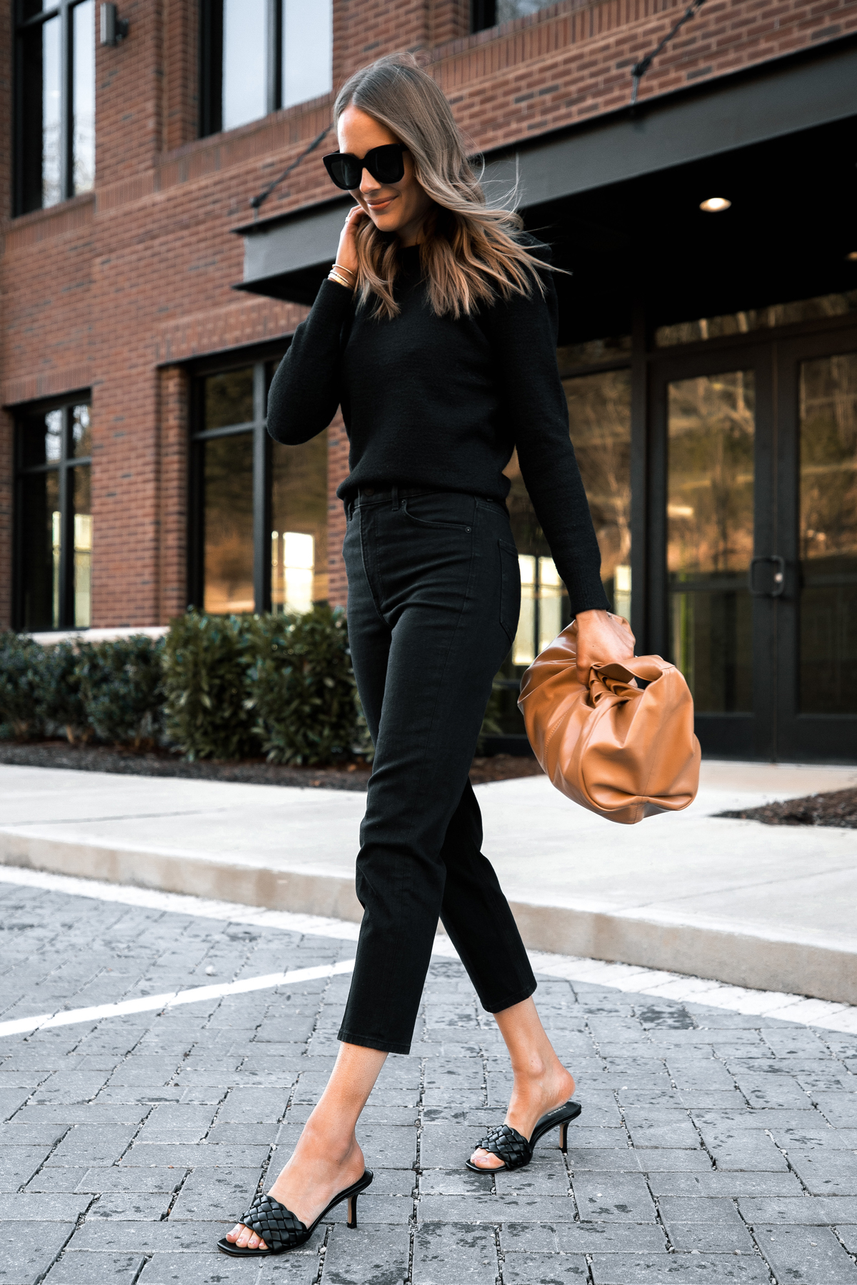 black mom jeans outfit