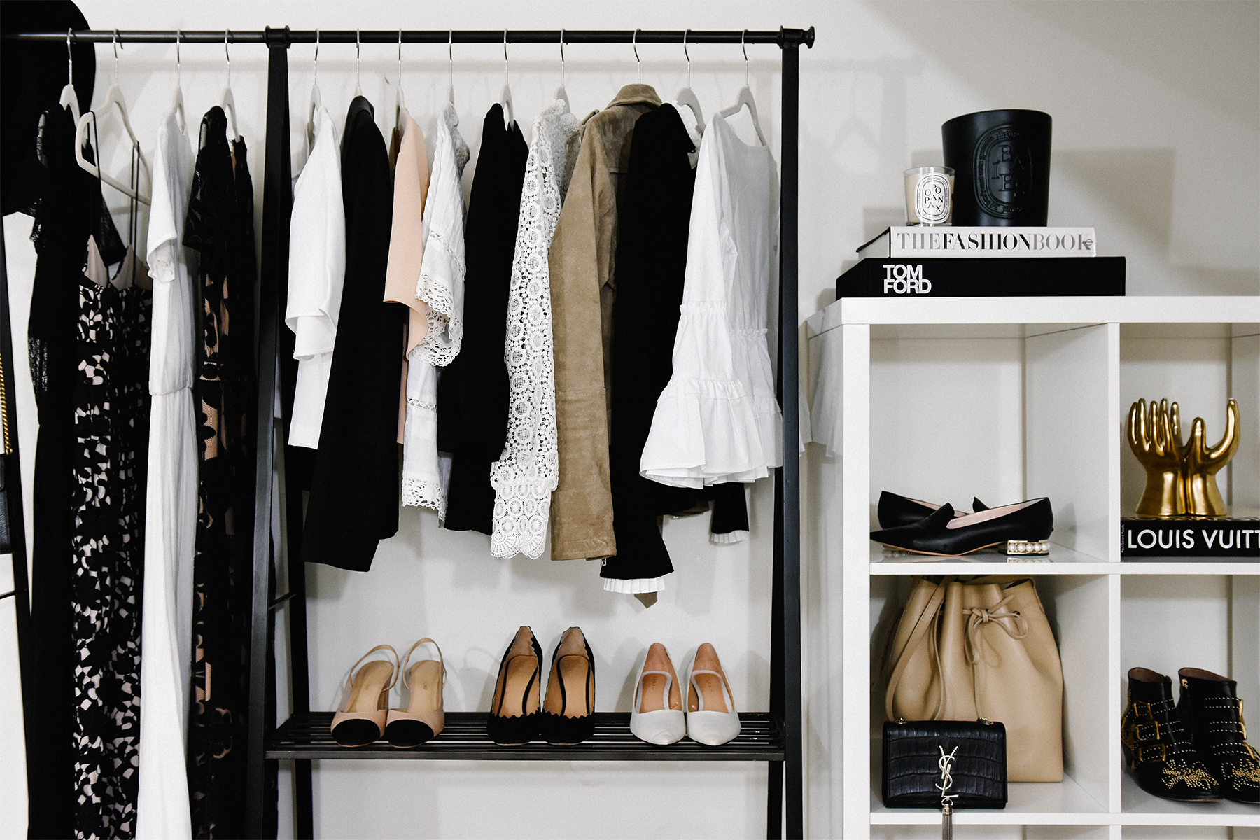 Fashion Jackson, Dallas Blogger, bureau à domicile, porte-vêtements, comment styliser un porte-vêtements, étagères Ikea en laque blanche