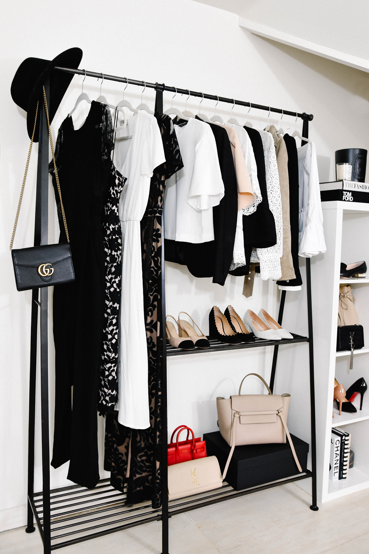 Fashion Jackson, Dallas Blogger, bureau à domicile, porte-vêtements, comment styliser un porte-vêtements, étagères Ikea en laque blanche