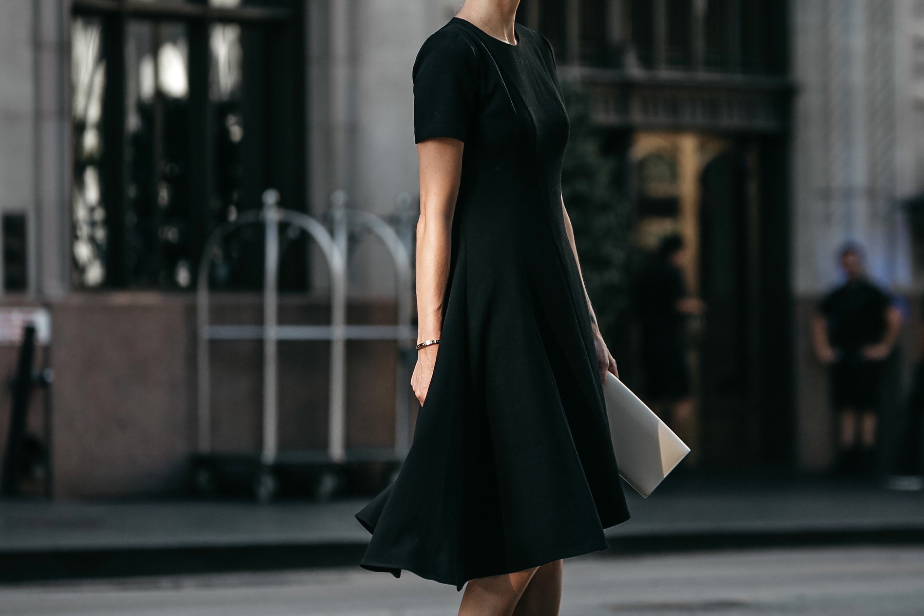 Black dresses. Черное платье Шанель классическое. Mango Suit платье черное. Образ с черным платьем. Строгое черное платье.