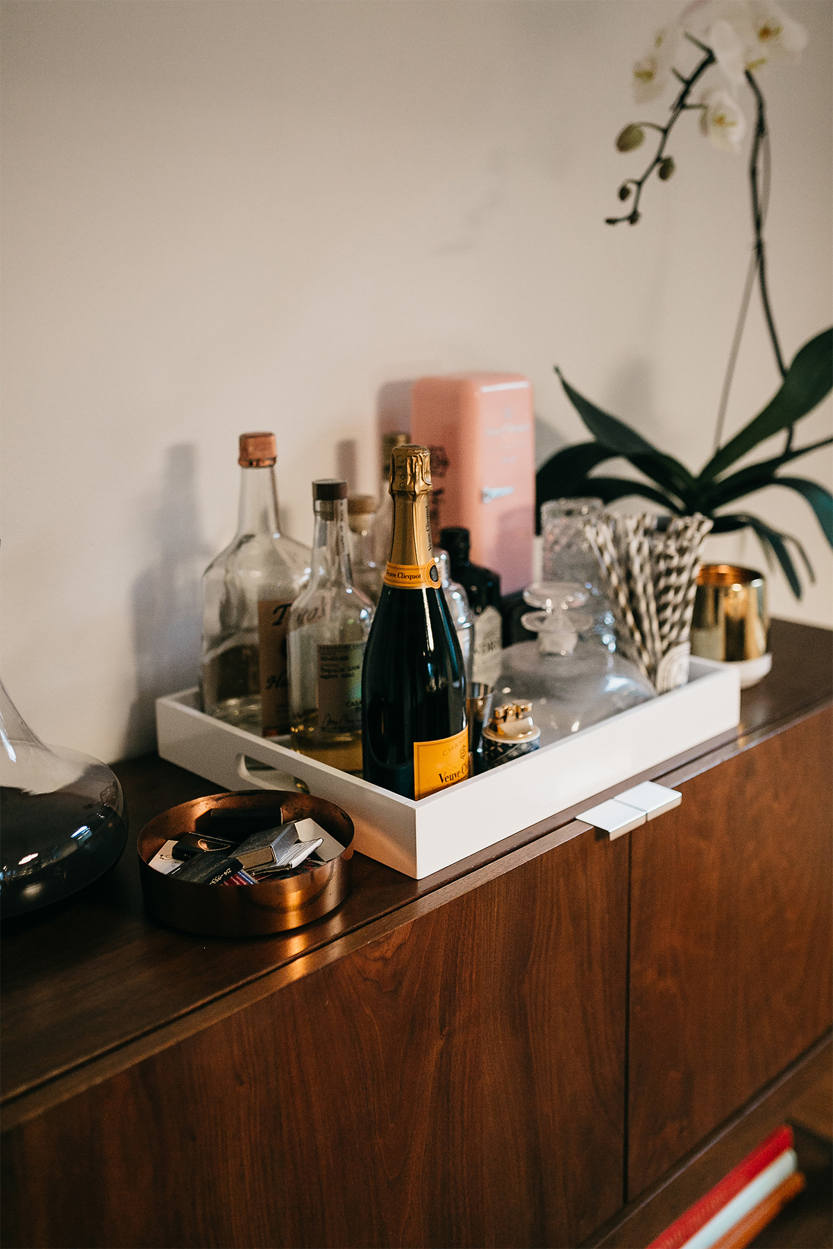 Table console en orme de West Jackson Bar Tray