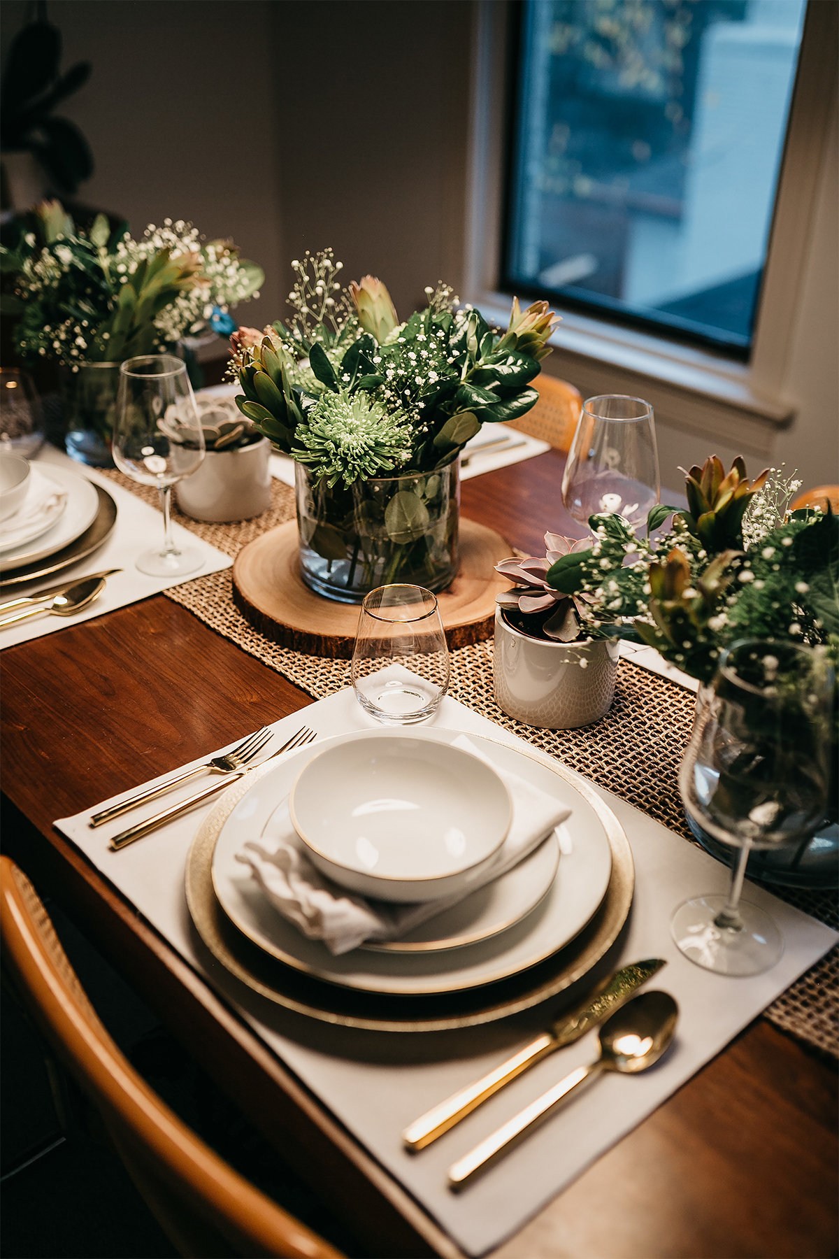 Mode Jackson Simple Thanksgiving Tablescape Plaques en or blanc Couverts en or Fleurs vertes