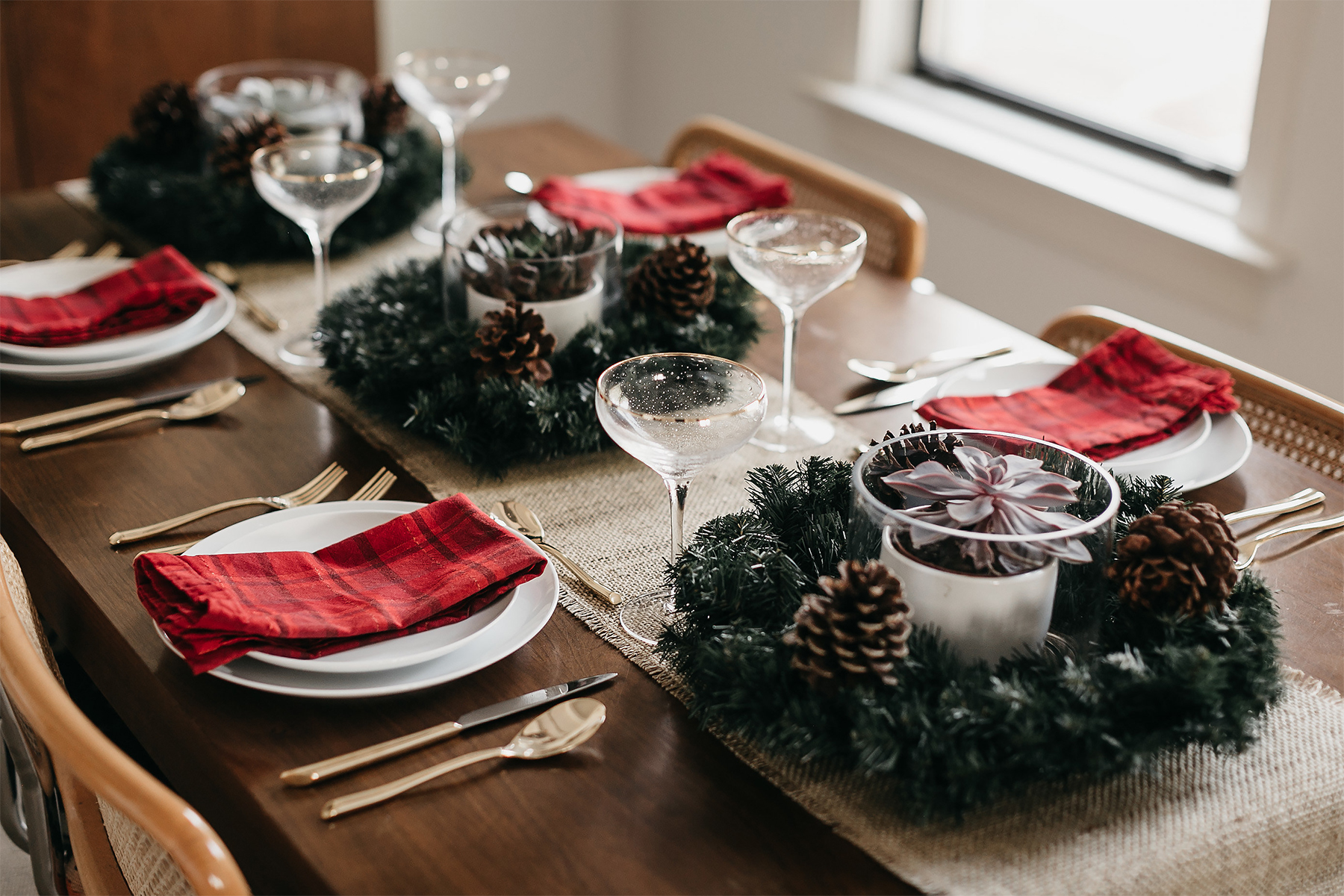 Mode Jackson Noël Tablescape Plaid Rouge Serviettes Vaisselle Blanche Or Couverts Or Flûtes à Champagne Couronne Pin Cône Centre De Table 2