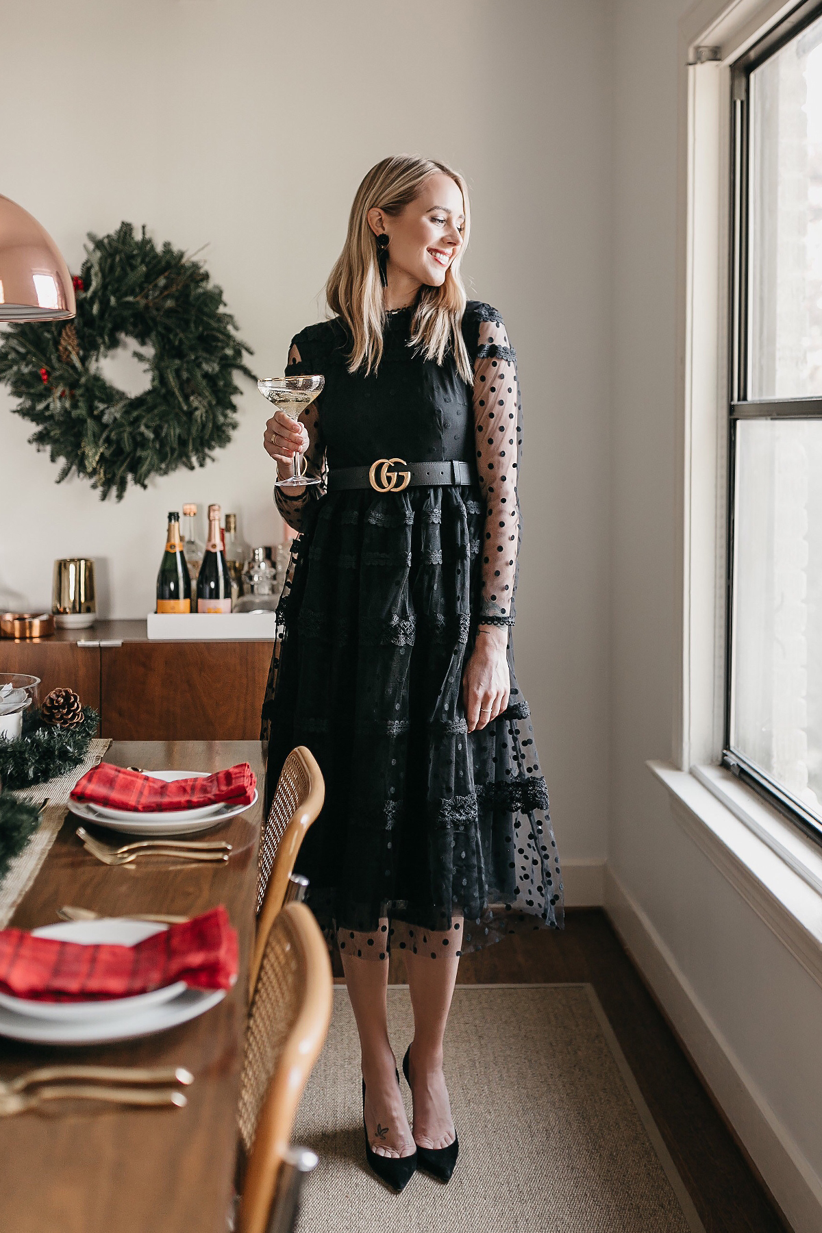 Mode Jackson Holiday Christmas Tablescape Rachel Parcell Robe en dentelle noire Gucci Belt 1