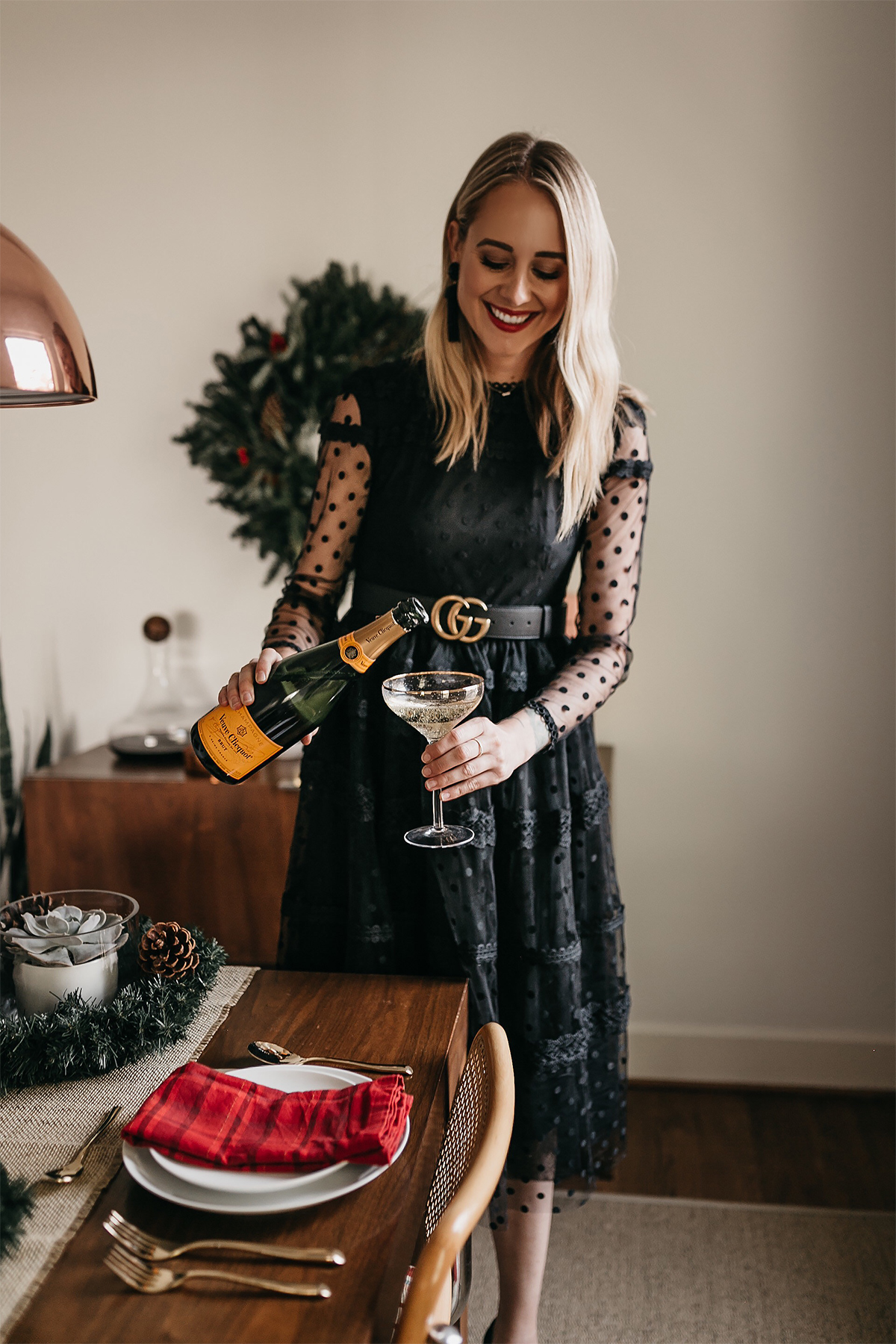 Mode Jackson Holiday Christmas Tablescape Rachel Parcell Robe en dentelle noire Gucci Ceinture Veuve Clicquot Champagne 1