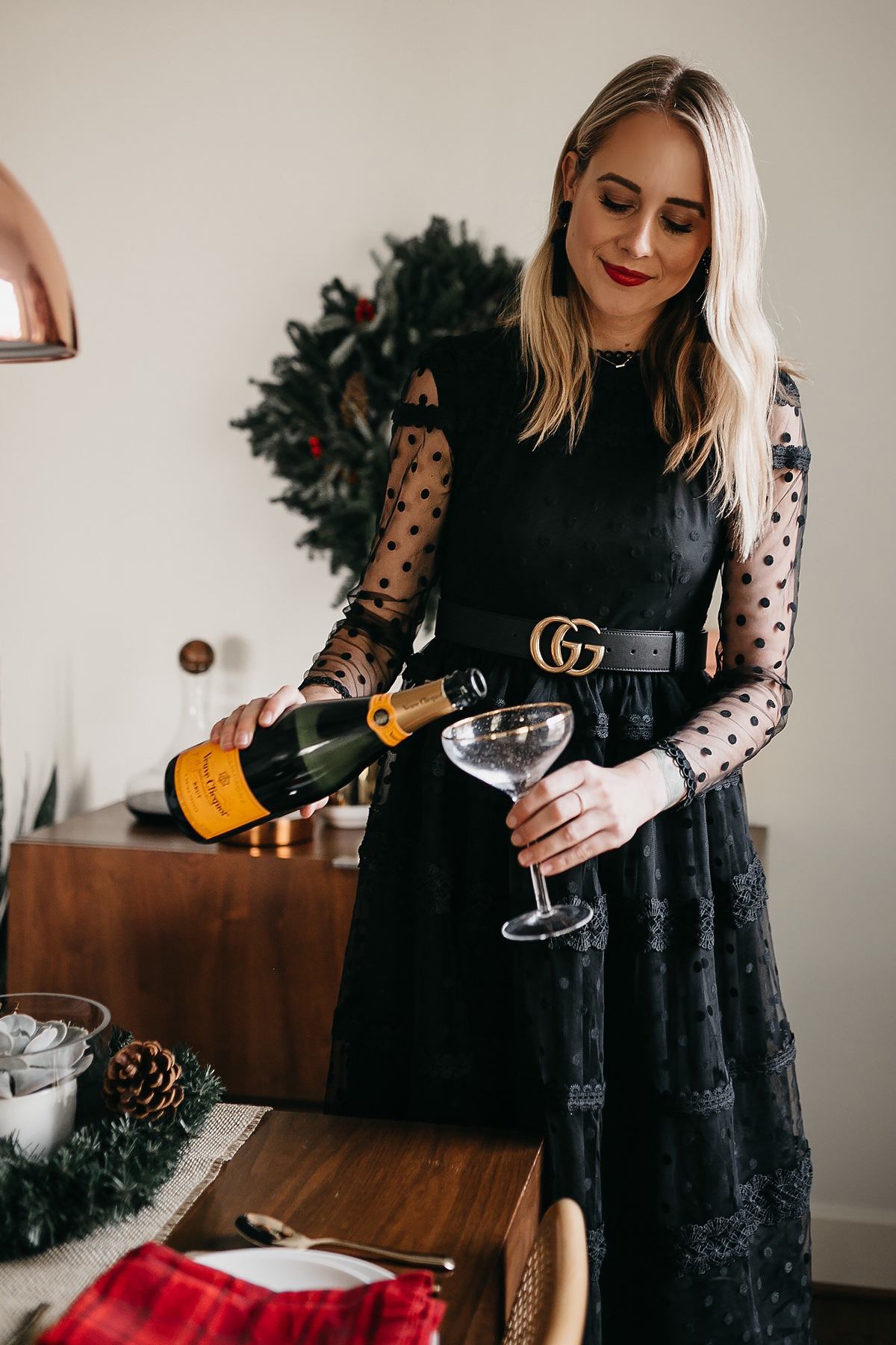 Mode Jackson Holiday Christmas Tablescape Rachel Parcell Robe en dentelle noire Gucci Ceinture Veuve Clicquot Champagne