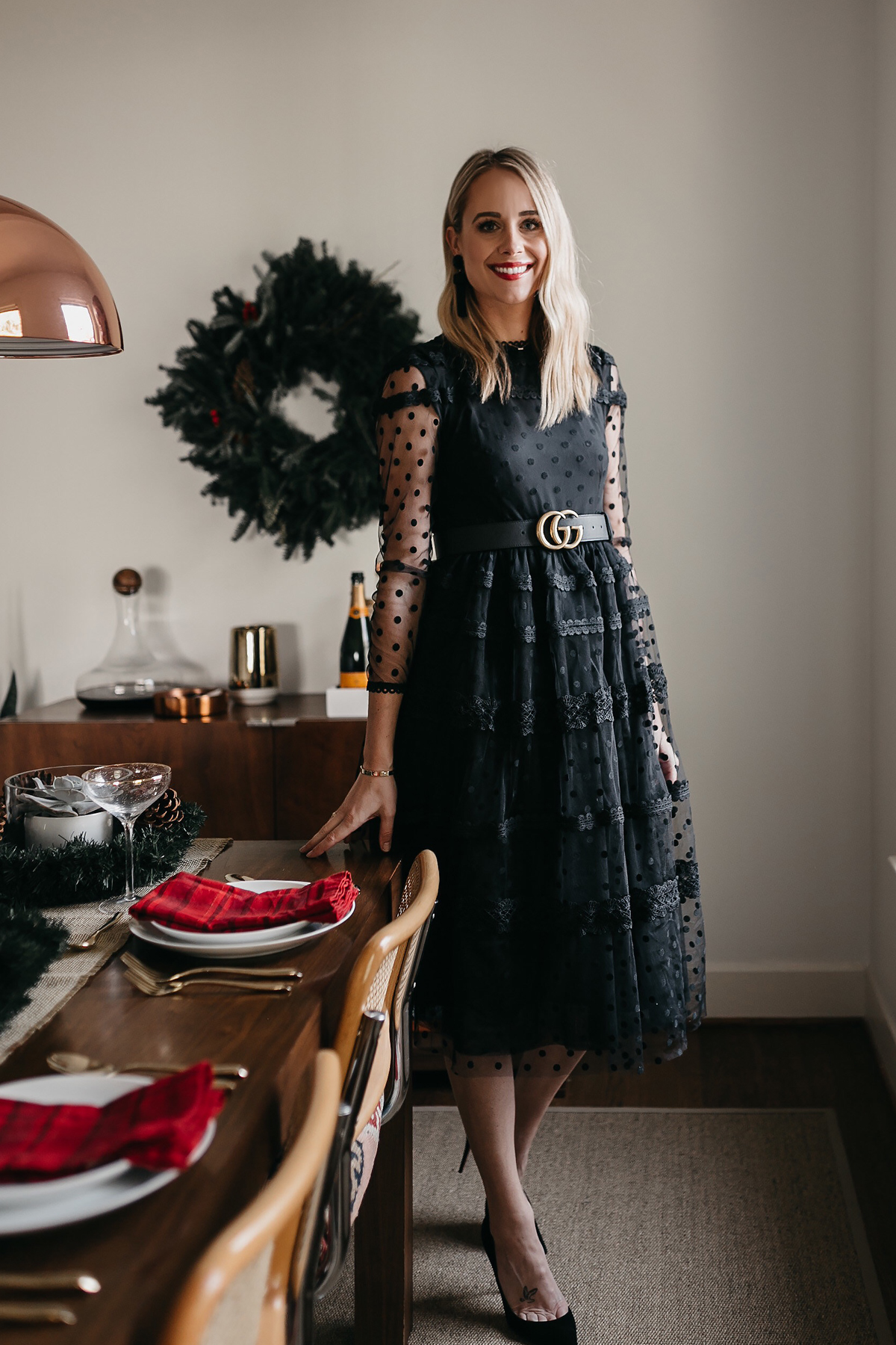 Fashion Jackson Holiday Christmas Tablescape Rachel Parcell Robe en dentelle noire Gucci Ceinture