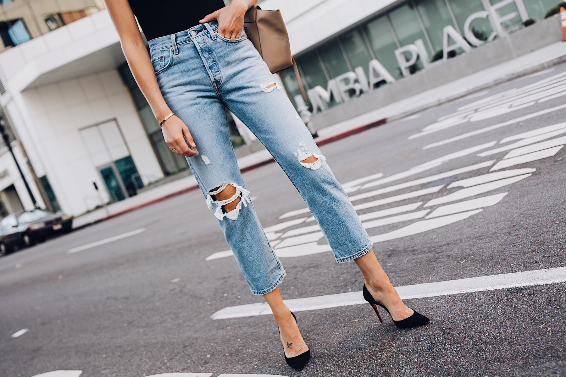 Woman Wearing Levis Wedgie Straight Leg Ripped Jeans Black Pumps Fashion Jackson San Diego Fashion Blogger Street Style