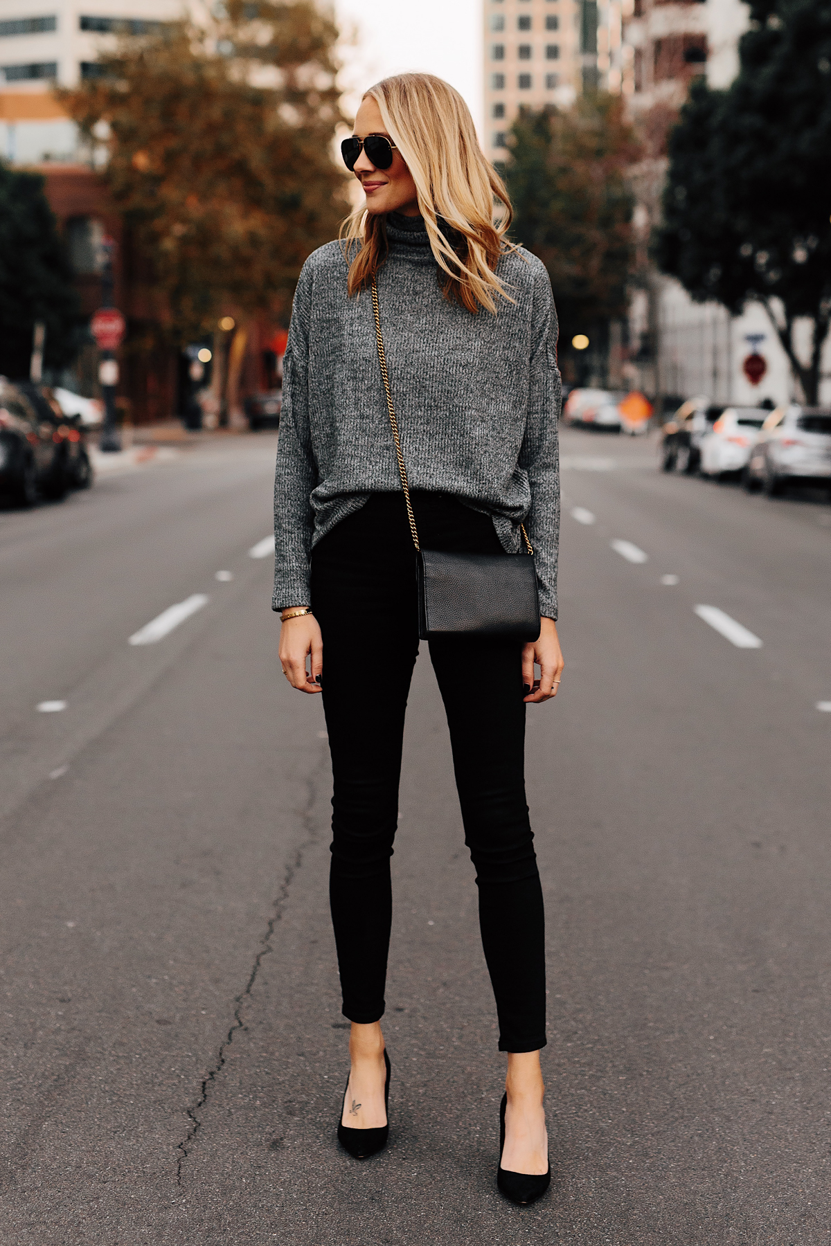 Blonde Woman Wearing Grey Turtleneck Top Black Skinny Jeans Black Pumps Outfit Fashion Jackson San Diego Fashion Blogger Street Style
