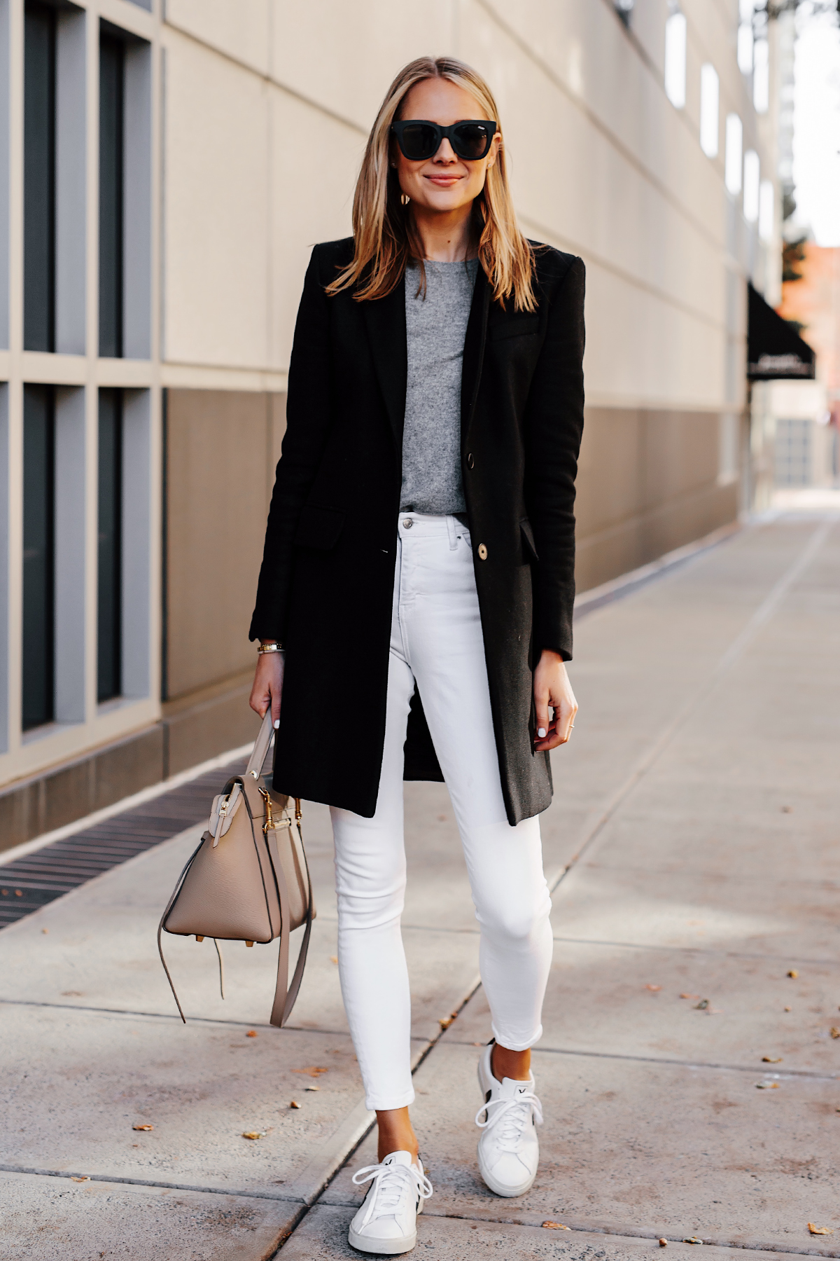 Белые кроссовки пиджак. Стильные образы в офис. Образы с белым пиджаком. Жакет и кроссовки. Джинсы с пиджаком женские образы.