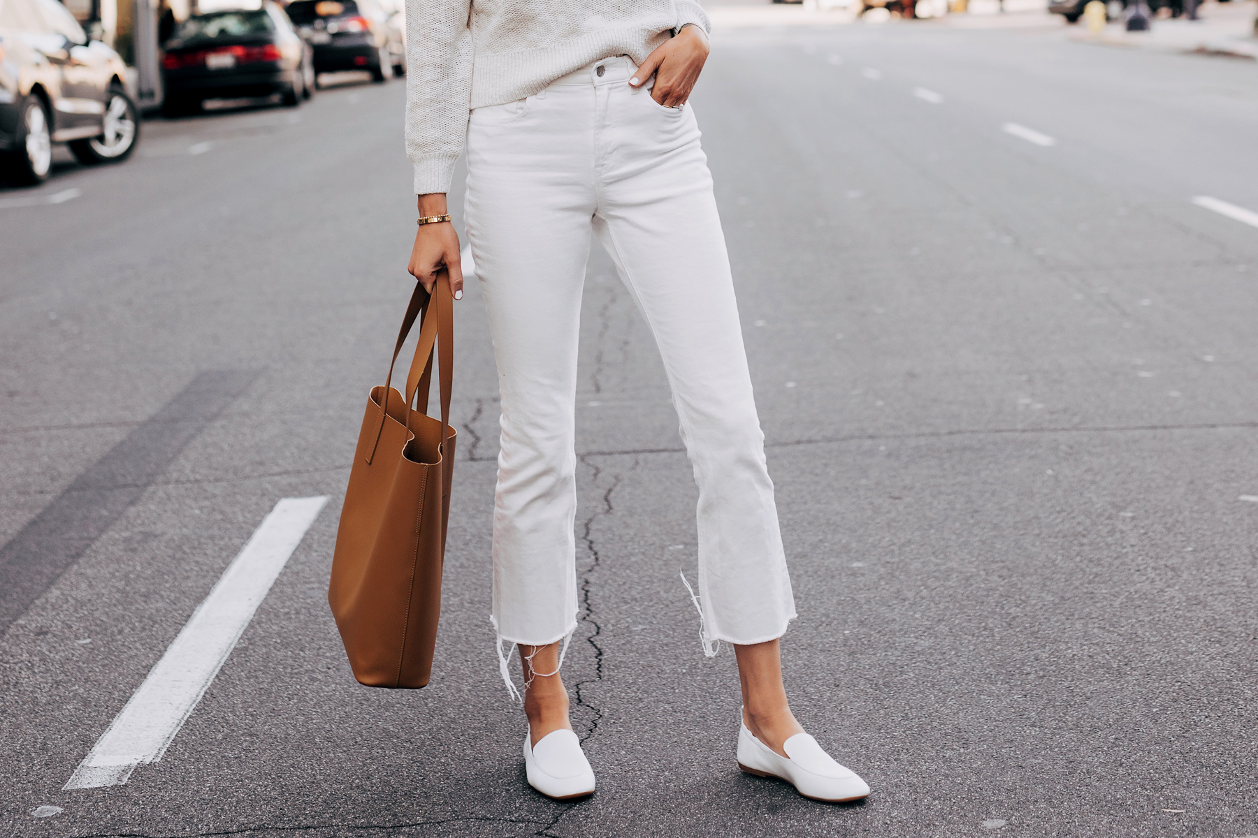 Woman Wearing Everlane White Kick Crop Jeans Everlane White Day Loafer Tan Tote Fashion Jackson San Diego Fashion Blogger Street Style