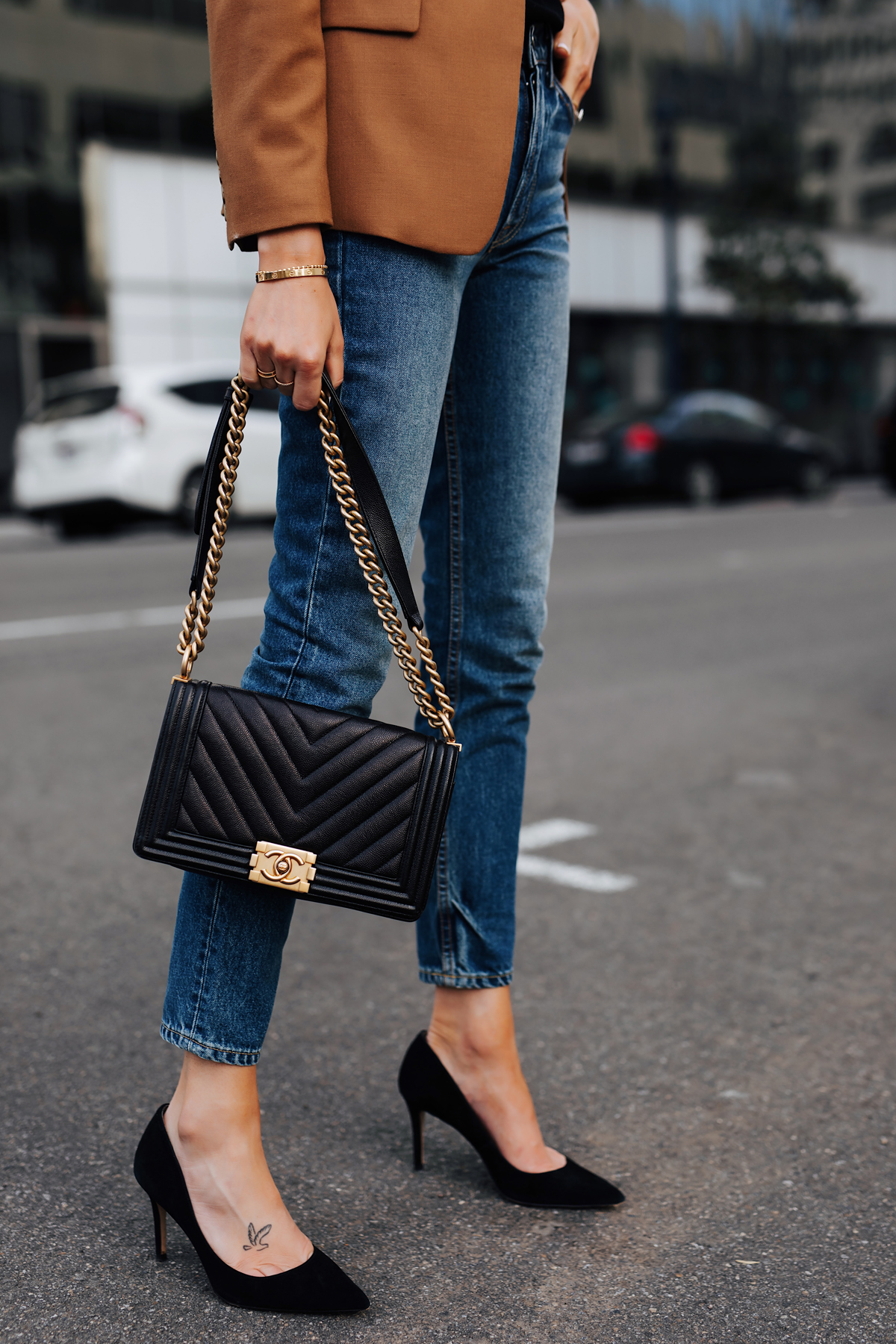 Woman Wearing Camel Blazer Denim Skinny Jeans Black Pumps Chanel Black Boy Bag Fashion Jackson San Diego Fashion Blogger Street Style