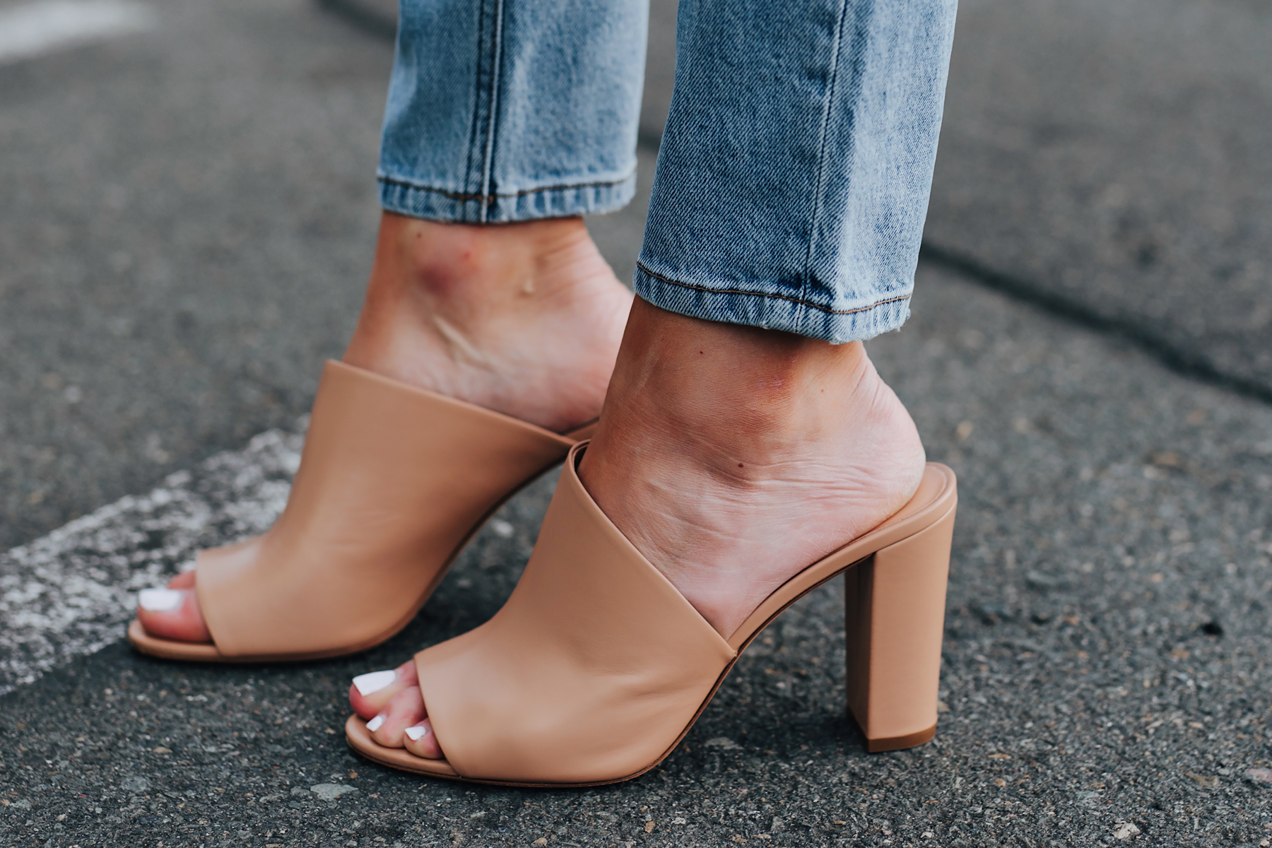 Woman Wearing Skinny Jeans Vince Hanna Block Heel Sandals Nude Fashion Jackson San Diego Fashion Blogger Street Style