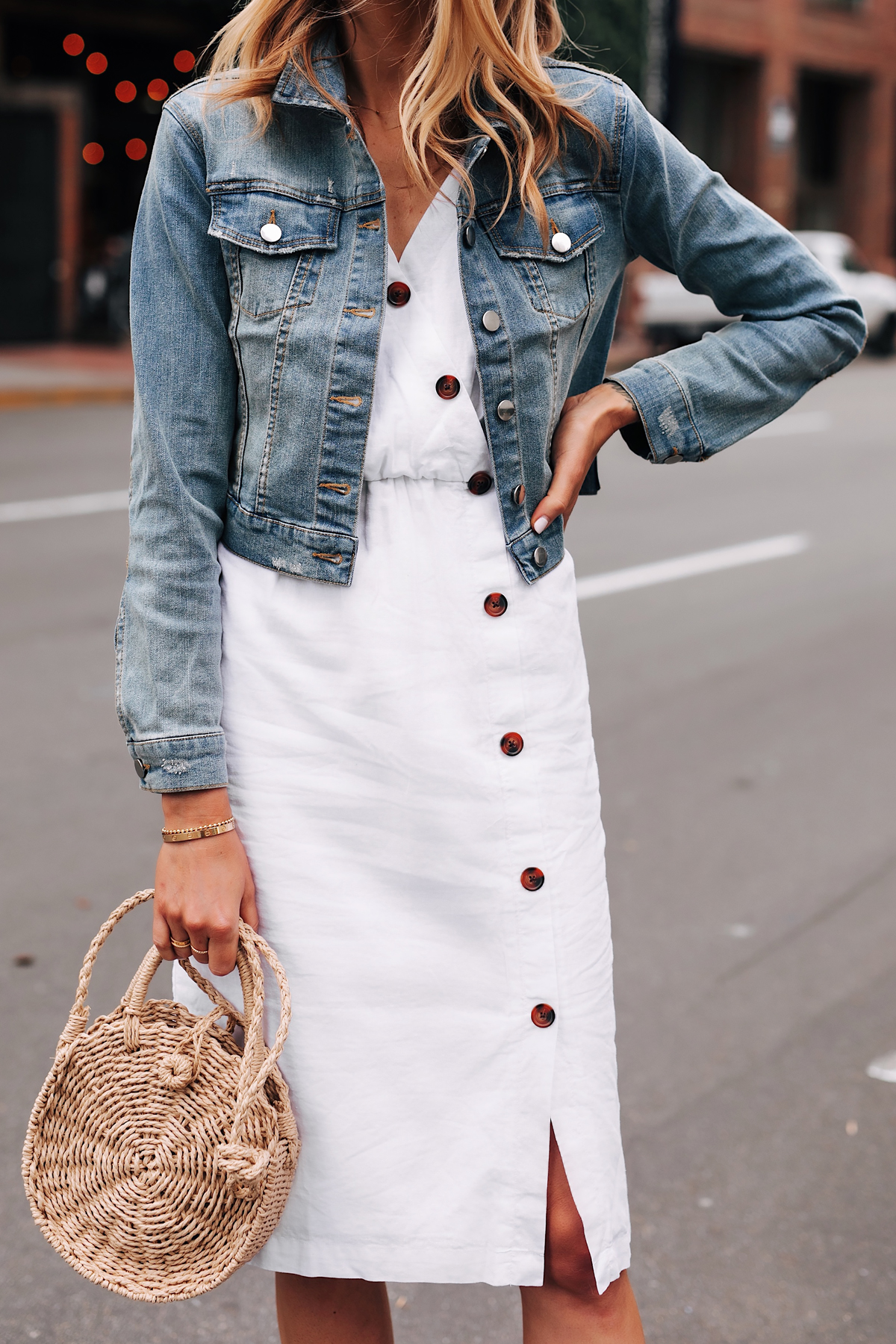 Sleeveless zip-up denim dress, white layering turtleneck, brown suede  over-the-knee boots, brown leather … | Fashion, Maxi dress outfit fall,  Sleeveless denim dress