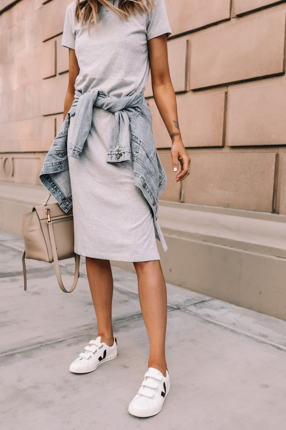 White t shirt dress with outlet belt