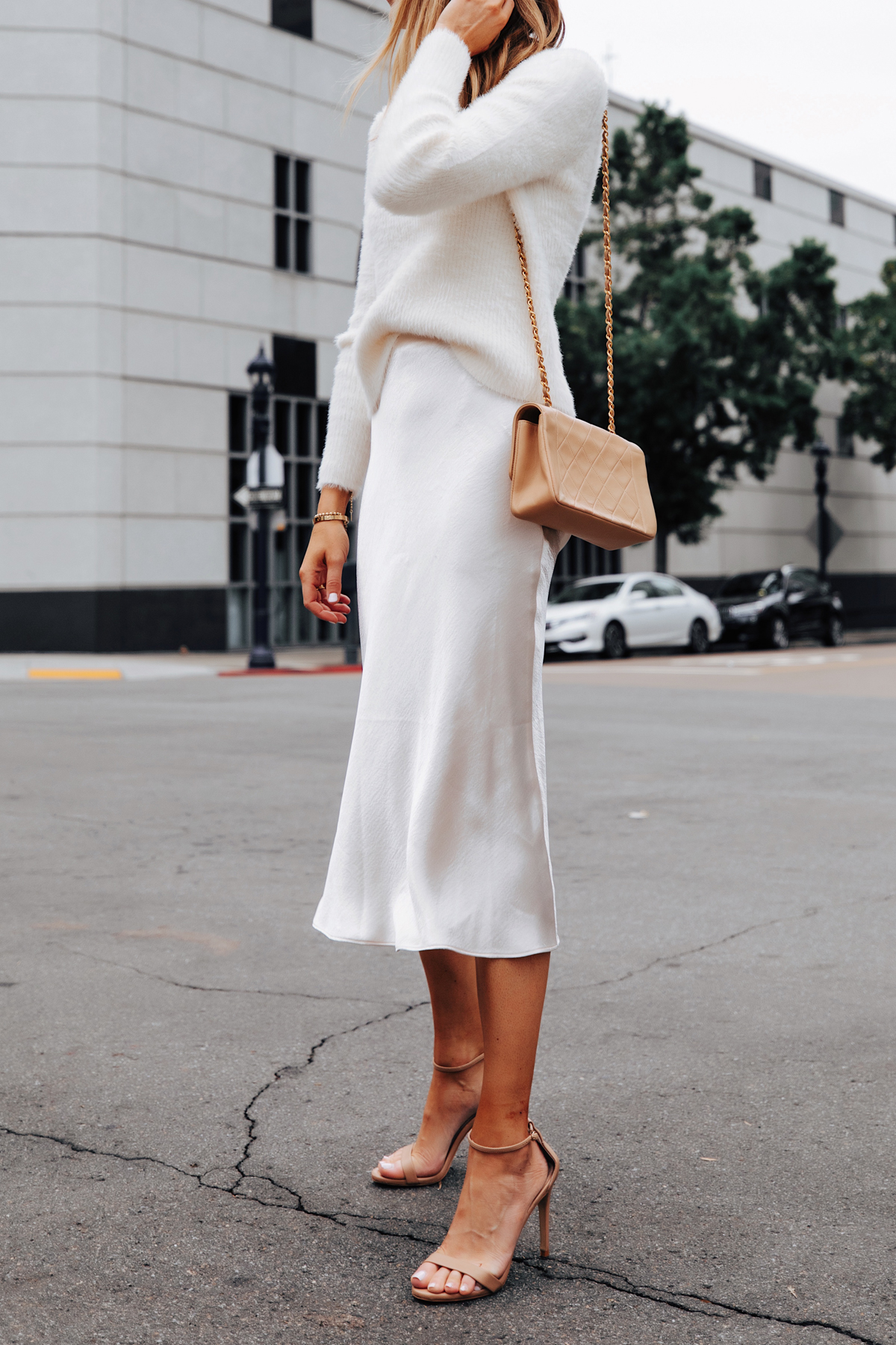 Casual Holiday Party Outfit In Winter White - une femme d'un certain âge