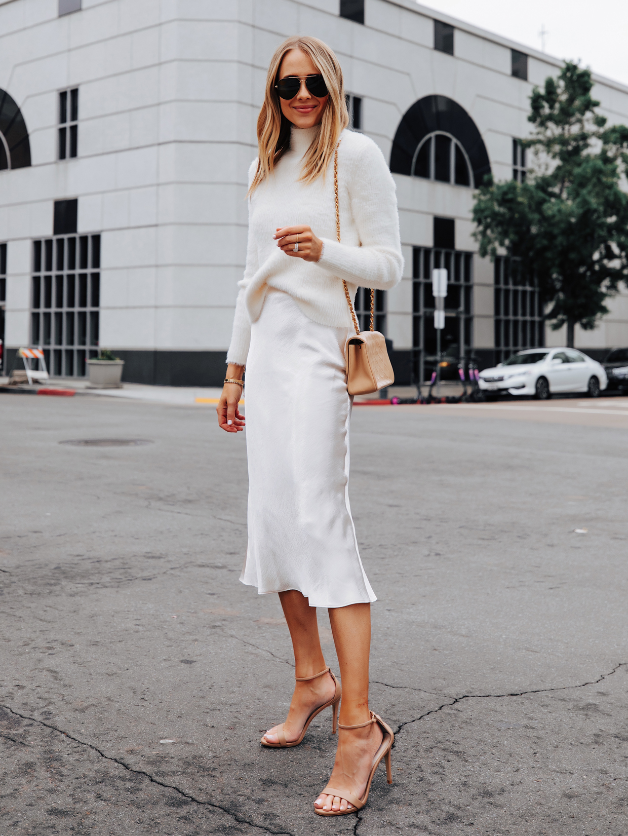 Casual Holiday Party Outfit In Winter White - une femme d'un certain âge