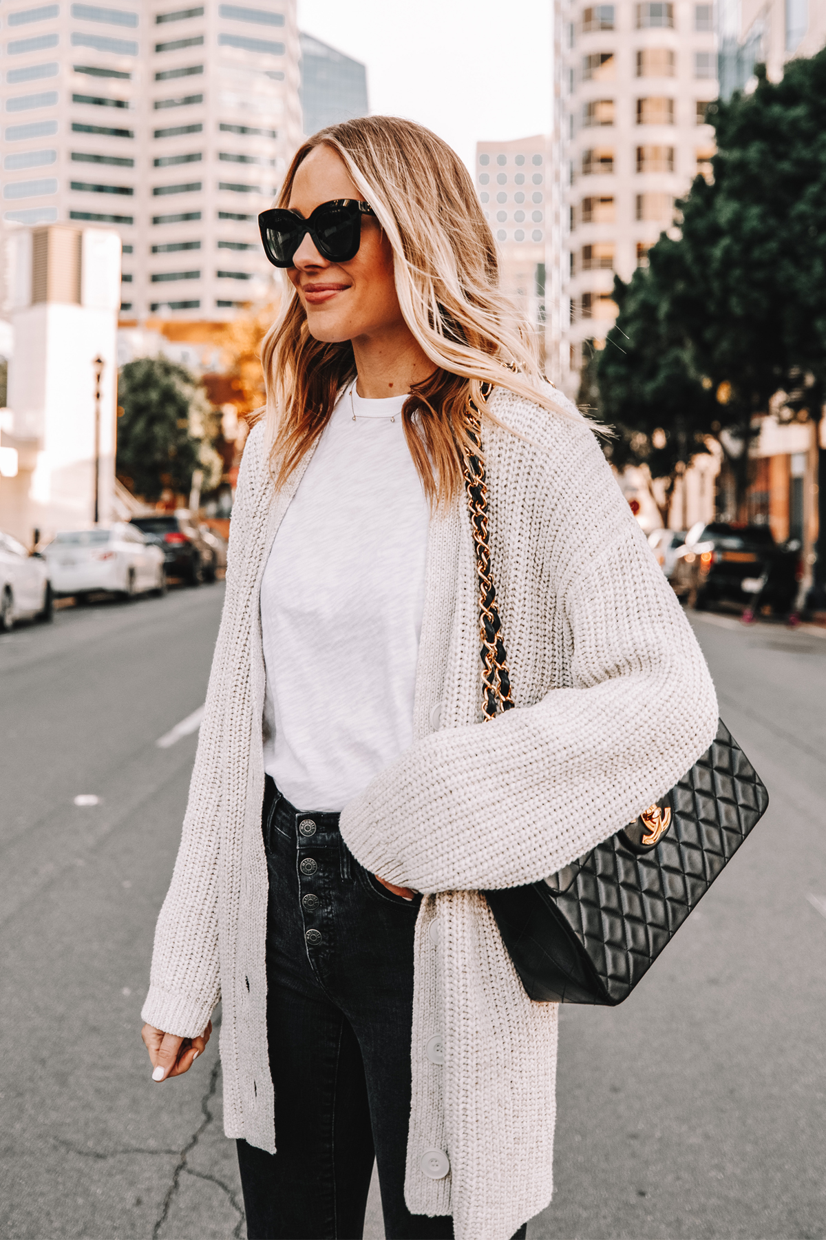 Styling a Chunky Cardigan With My Favorite White T-Shirt, Jeans