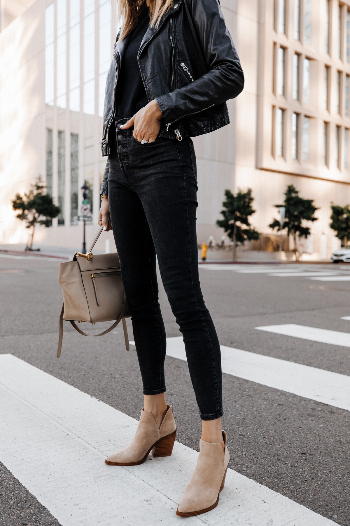 Meghan Markle strathberry bag | Meghan markle, All black outfit, Black  suede pumps