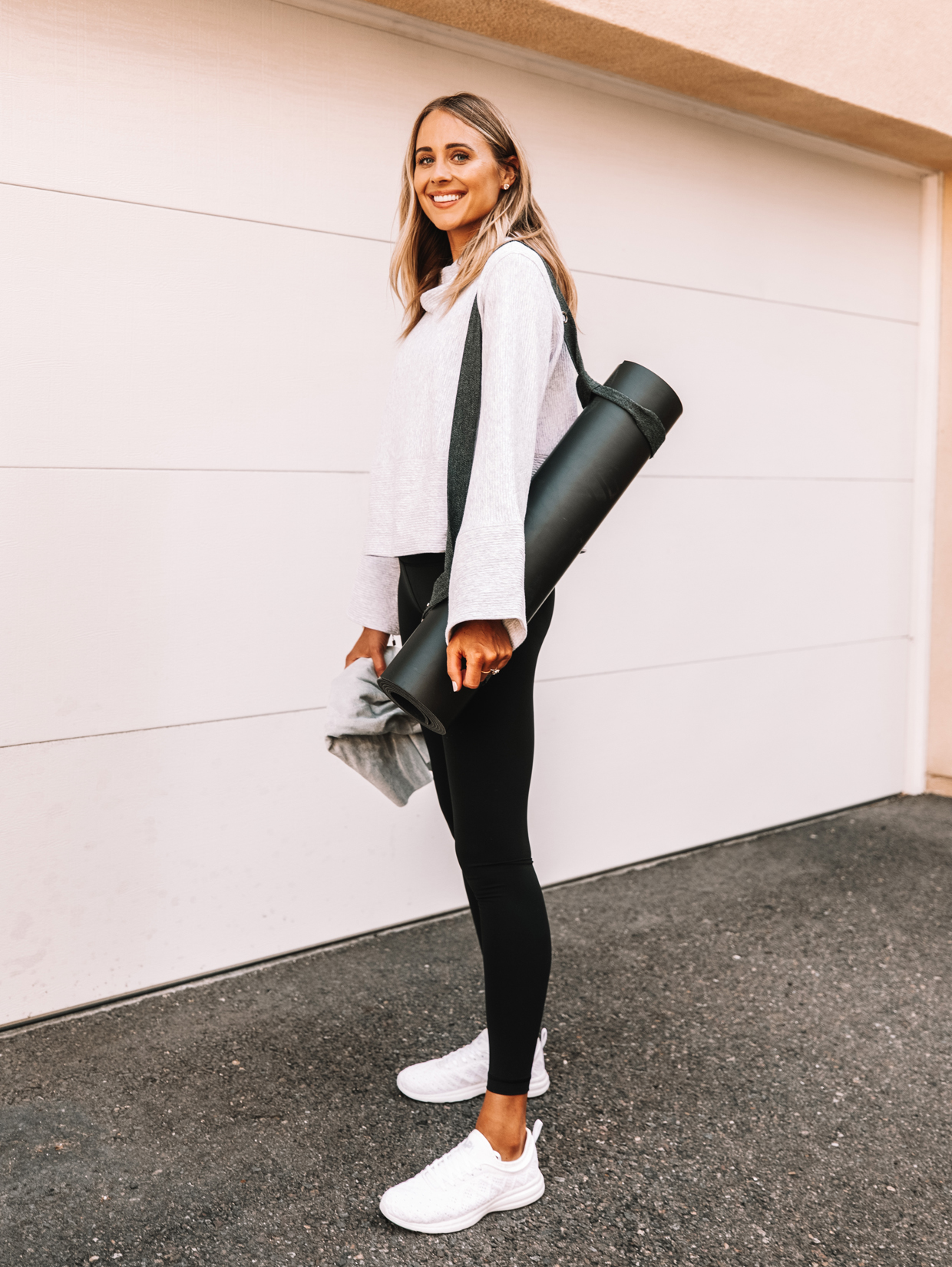Blonde Woman Wearing Nordstrom Green Utility Jacket Black Leggings Nike  Sneakers - Leggings Black - Ideas of …