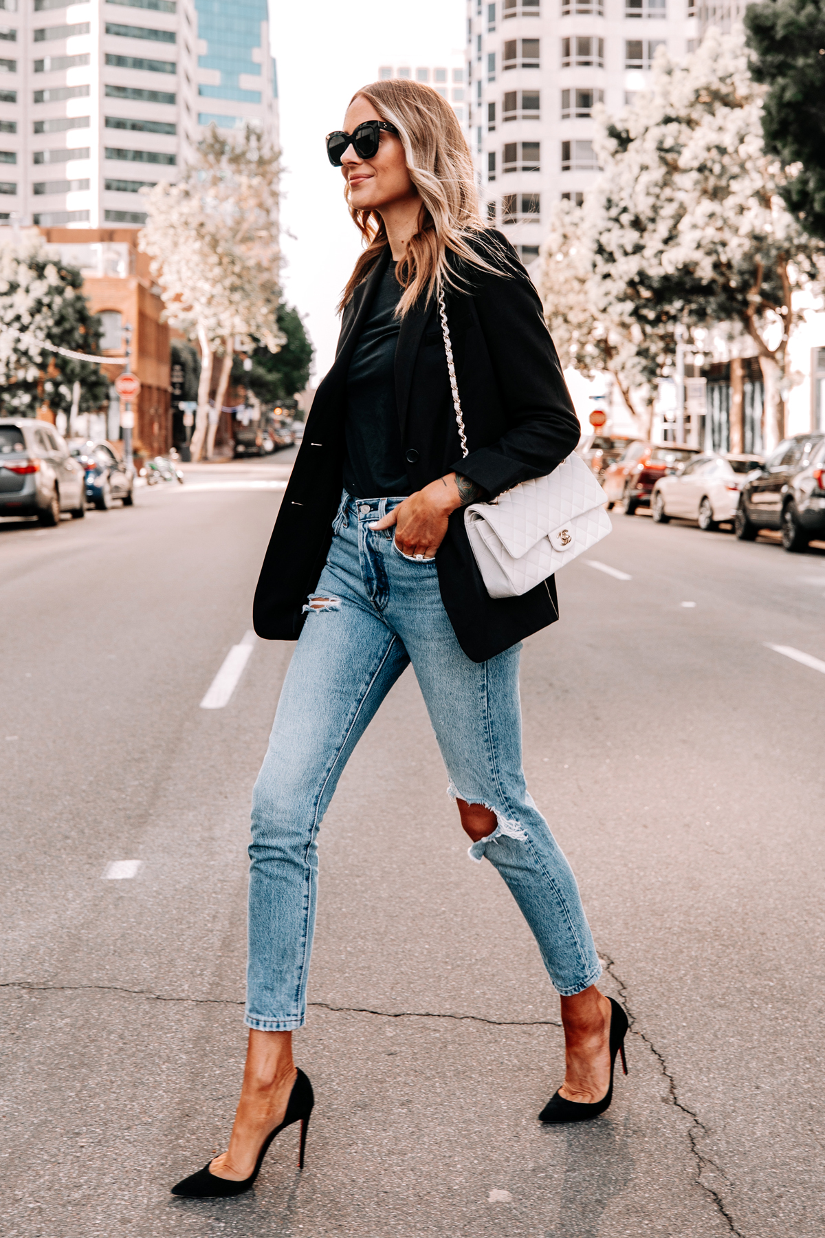 Fashion Jackson Wearing Everlane Black Blazer Black Tshirt Levis 501 Ripped Skinny Jeans Black Pumps Street Style