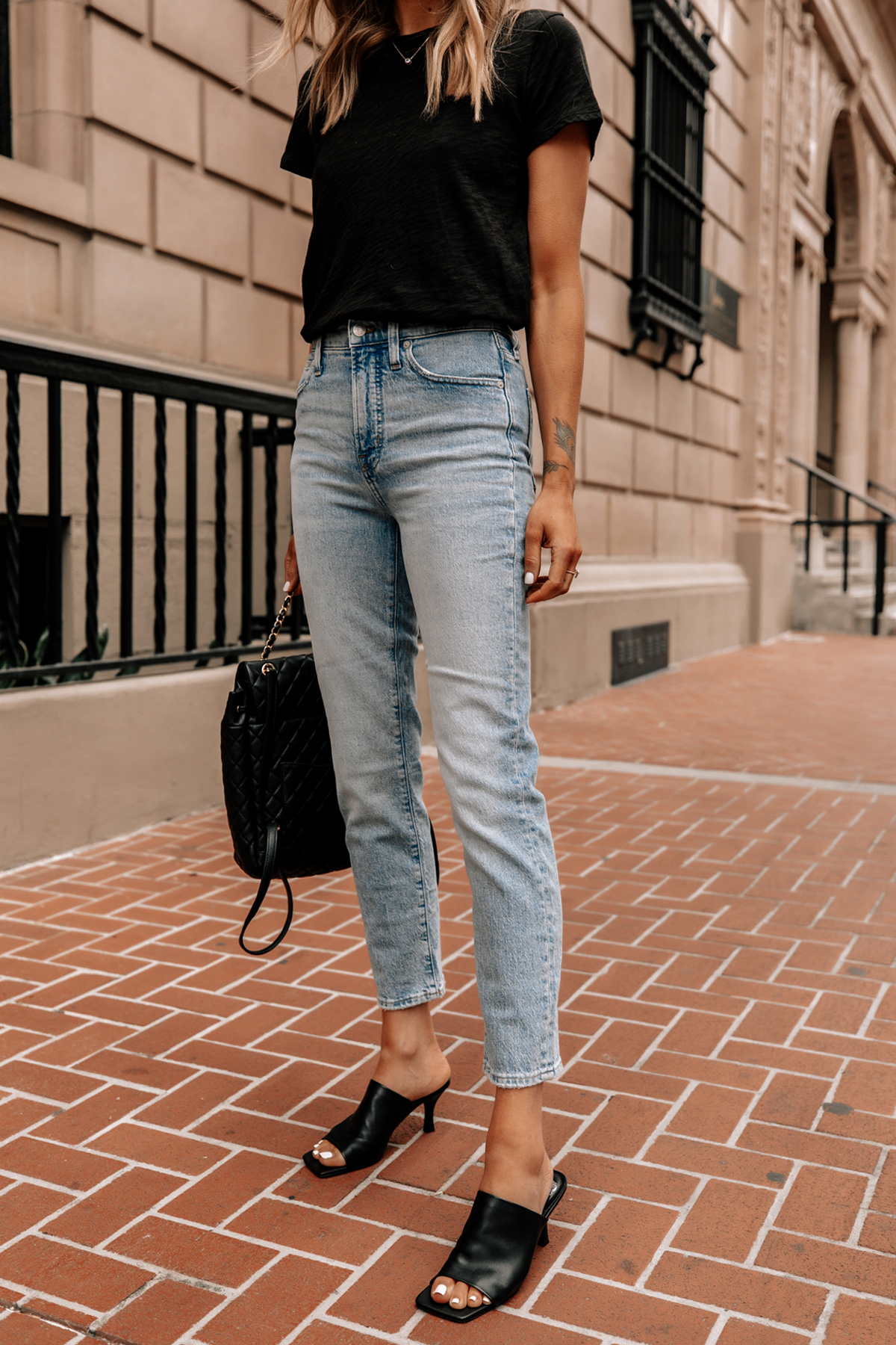 A Simple Black T-Shirt and Jeans Outfit to Recreate - Fashion Jackson