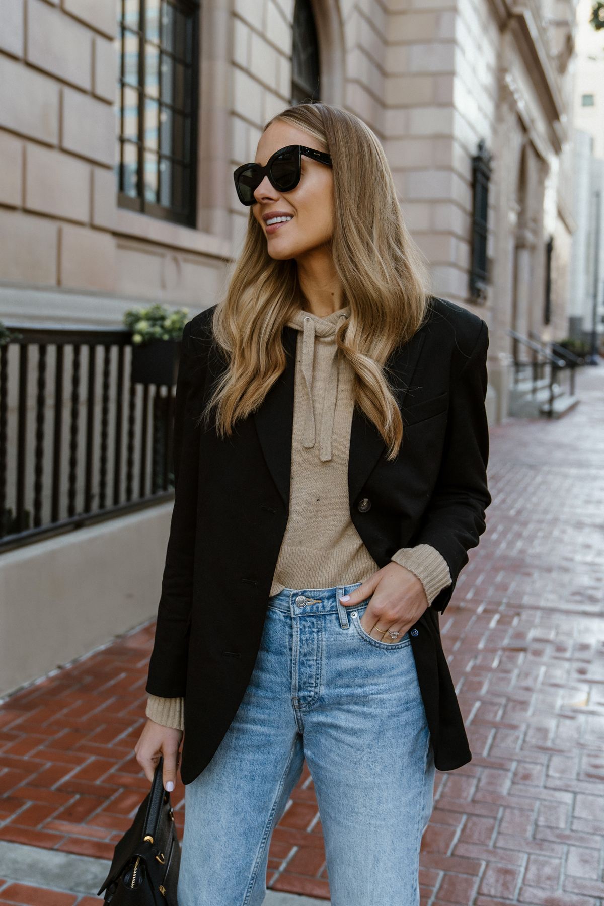 Navy blazer and jeans outfit - une femme d'un certain âge