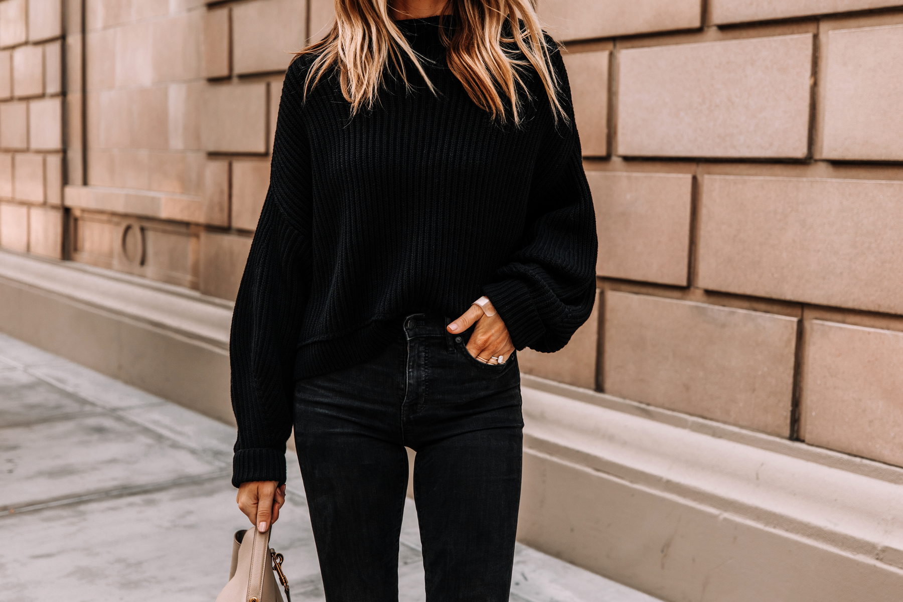 ALL BLACK WINTER OUTFIT: MOCK TURTLENECK + THE BEST BLACK JEANS FROM  MADEWELL • Julia Marie B