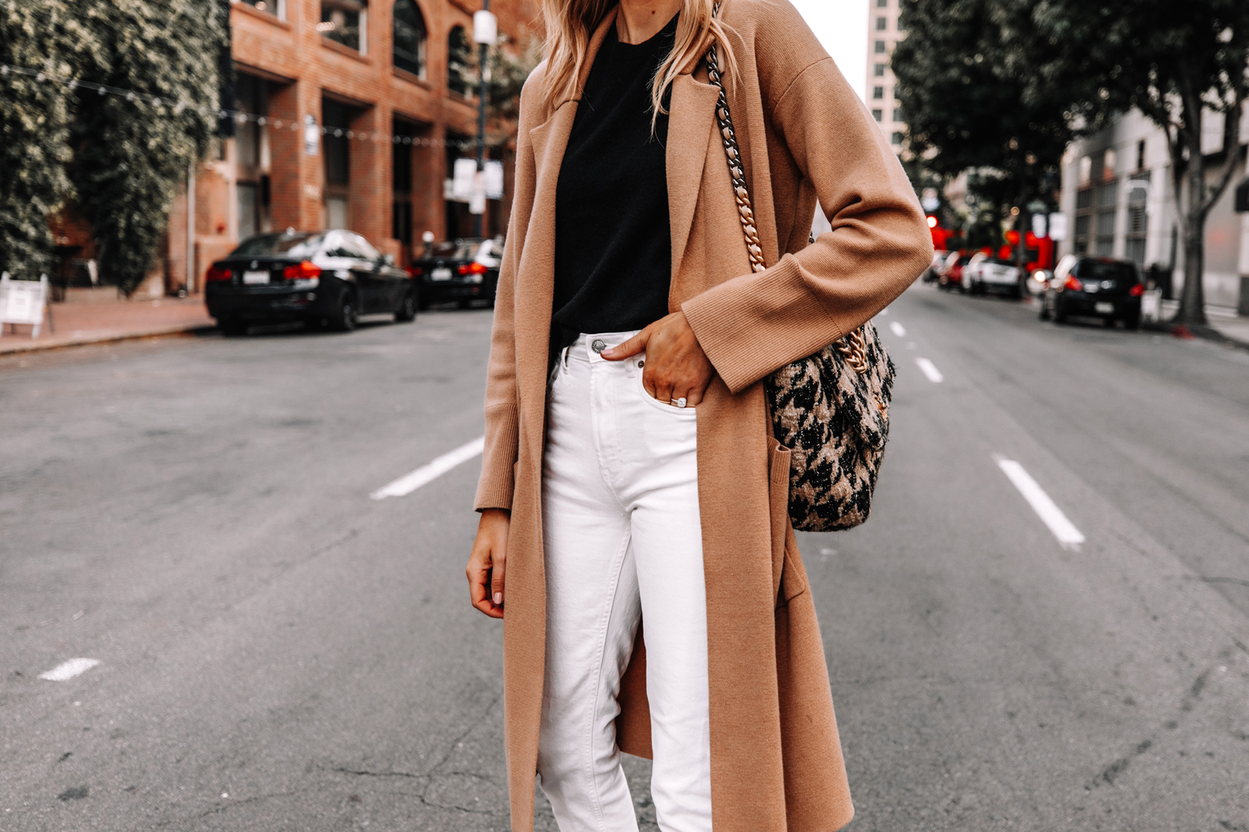 Fall fashion: brown sweater and white jeans  White jeans fall, White jeans  outfit fall, Fall workwear