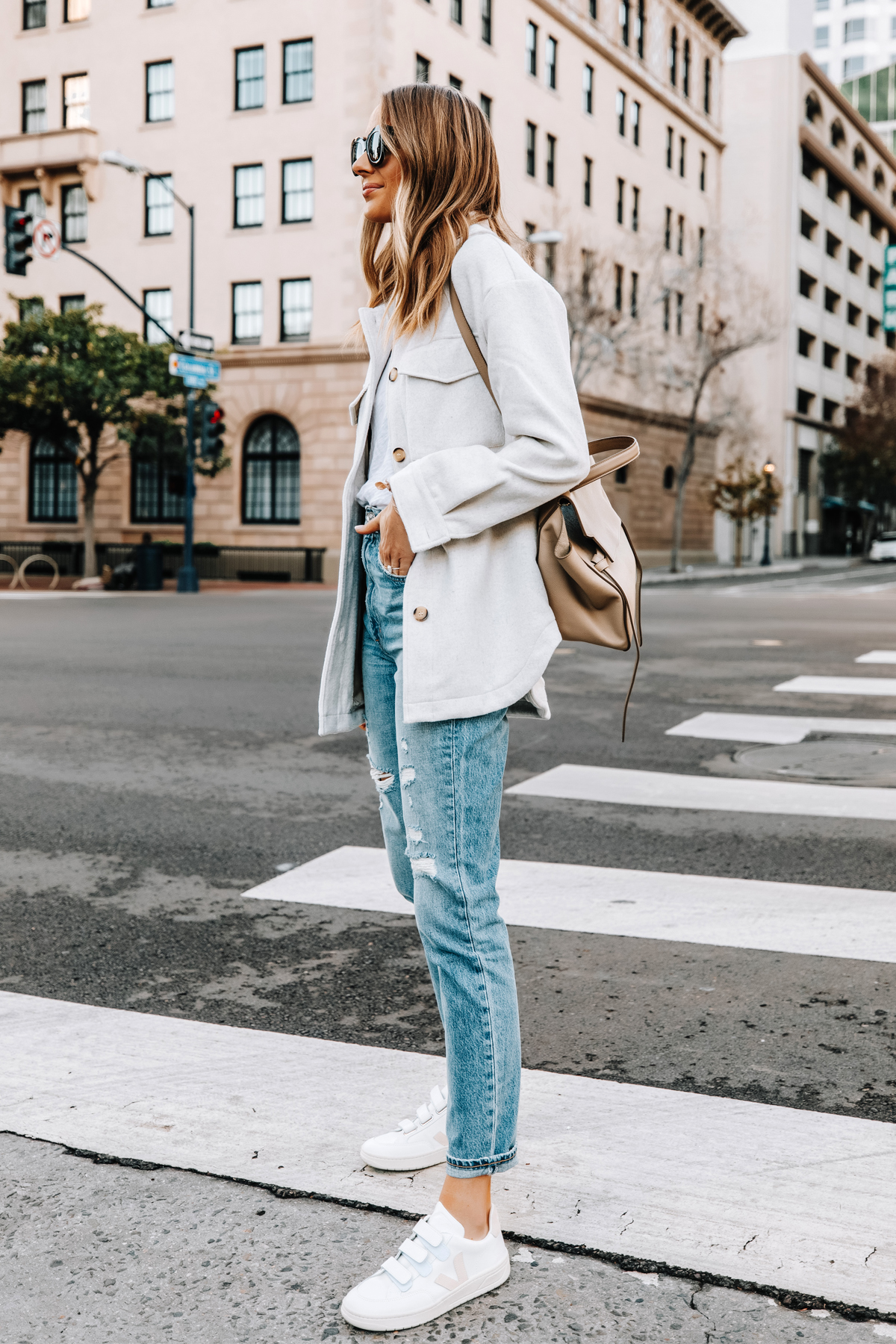 Ripped jeans best sale sneakers outfit