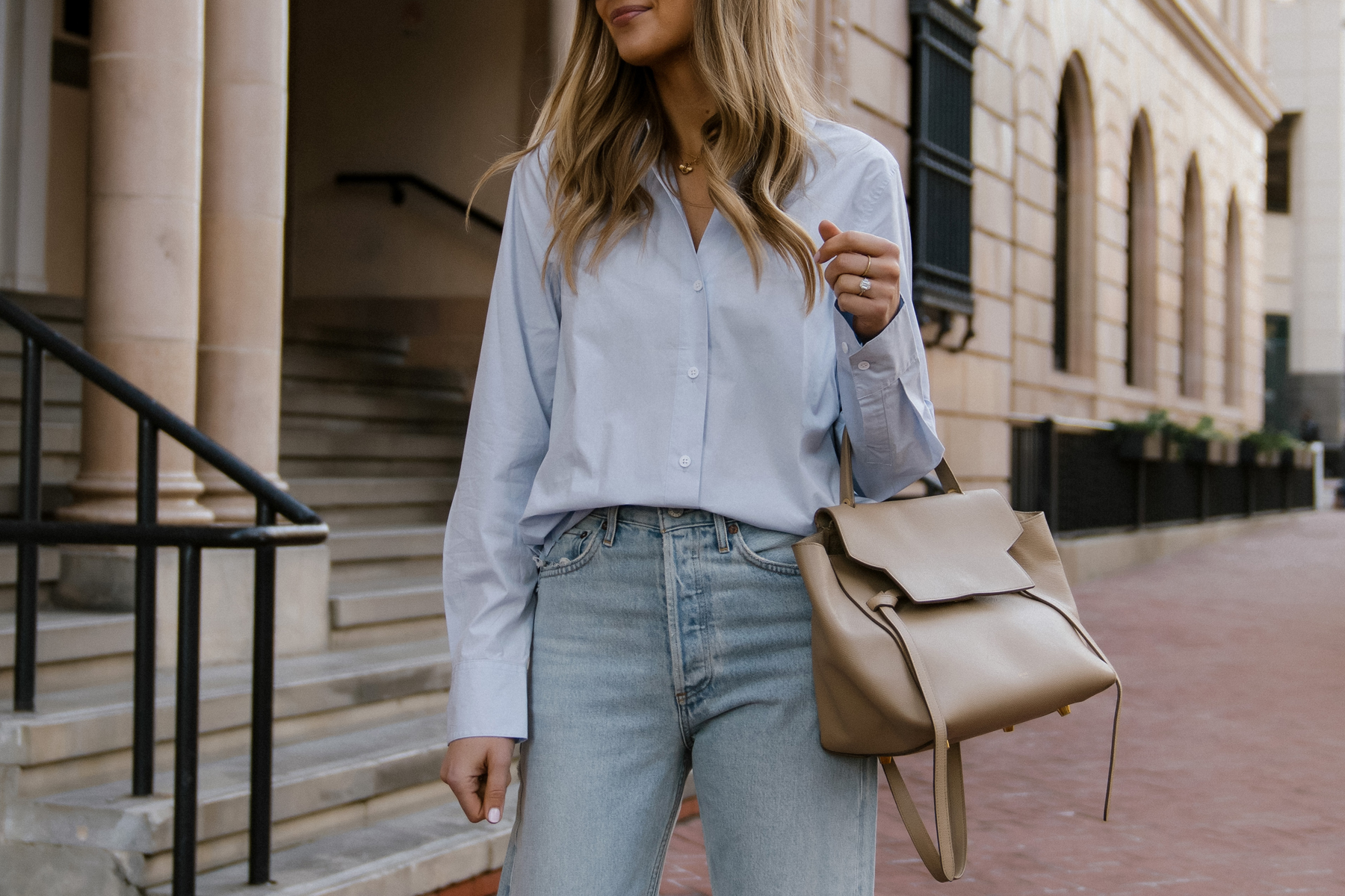 5 On Trend Blue Jeans White Shirt Outfits For Spring