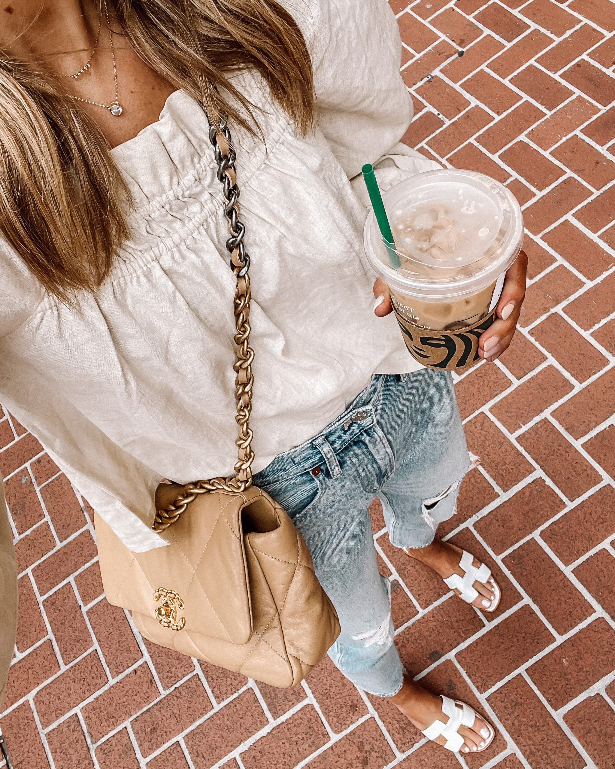 Fashion Jackson Wearing Beige Linen Top Madewell Ripped Jeans White Hermes Sandals