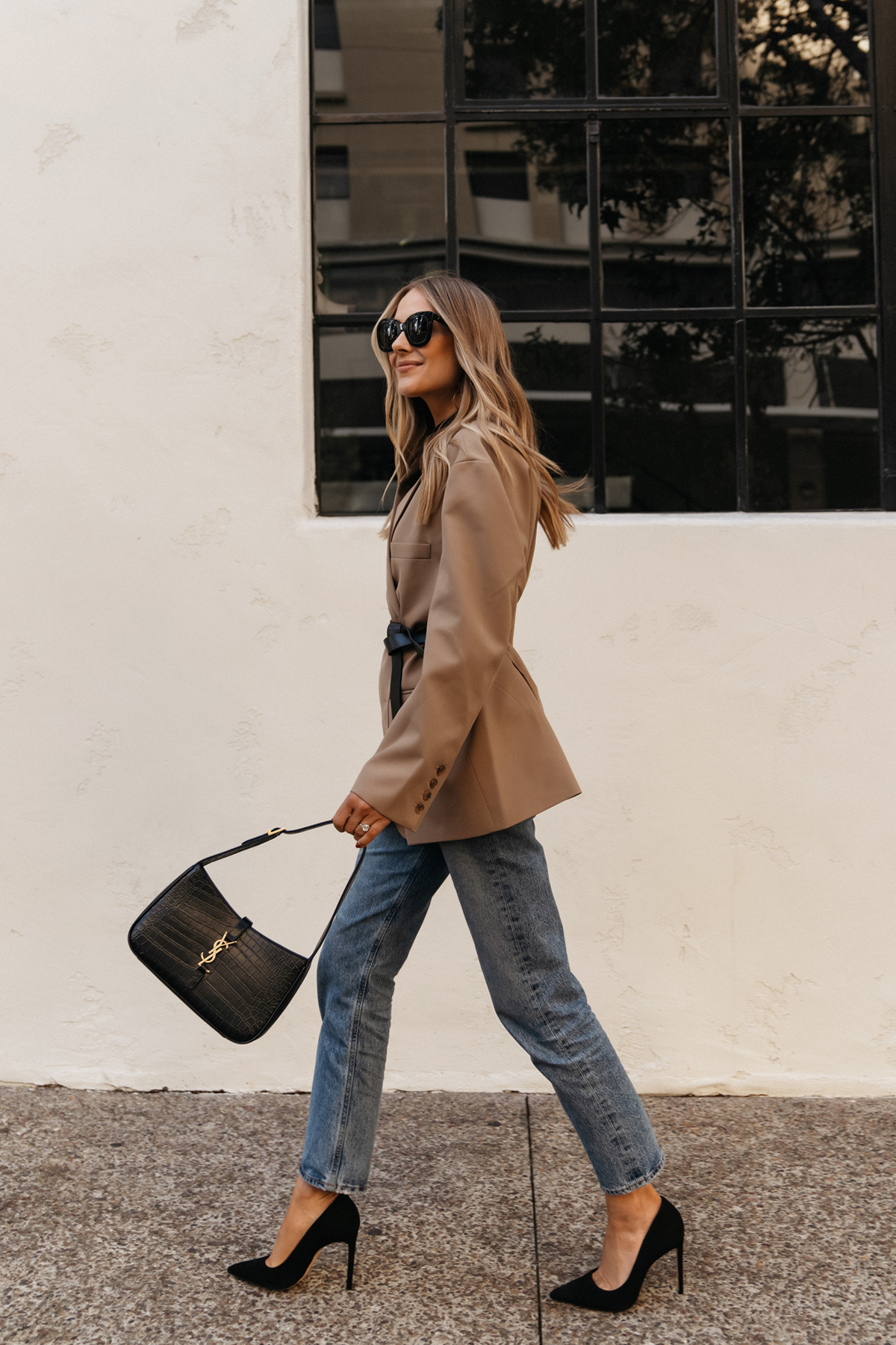 Fashion Jackson Wearing Frankie Shop Bea Blazer AGOLDE Jeans Black Pumps Saint Laurent Le 5 à 7 leather shoulder bag Fall Outfit Street Style A trendy way to wear a blazer