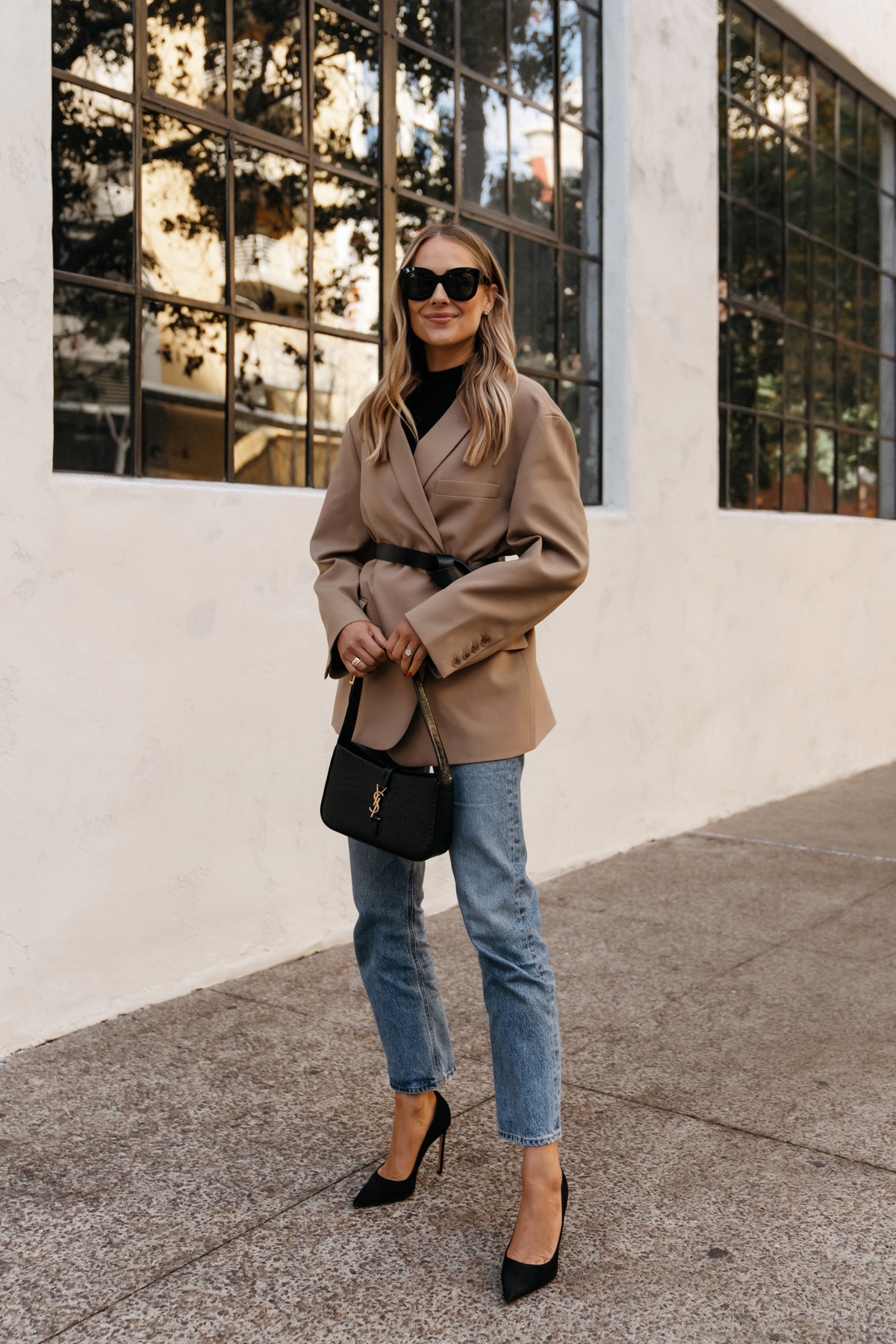 Fashion Jackson Wearing Frankie Shop Bea Blazer isabel marant lecce belt AGOLDE Jeans Black Pumps Saint Laurent Le 5 à 7 leather shoulder bag Fall Outfit Street Style A trendy way to wear a blazer