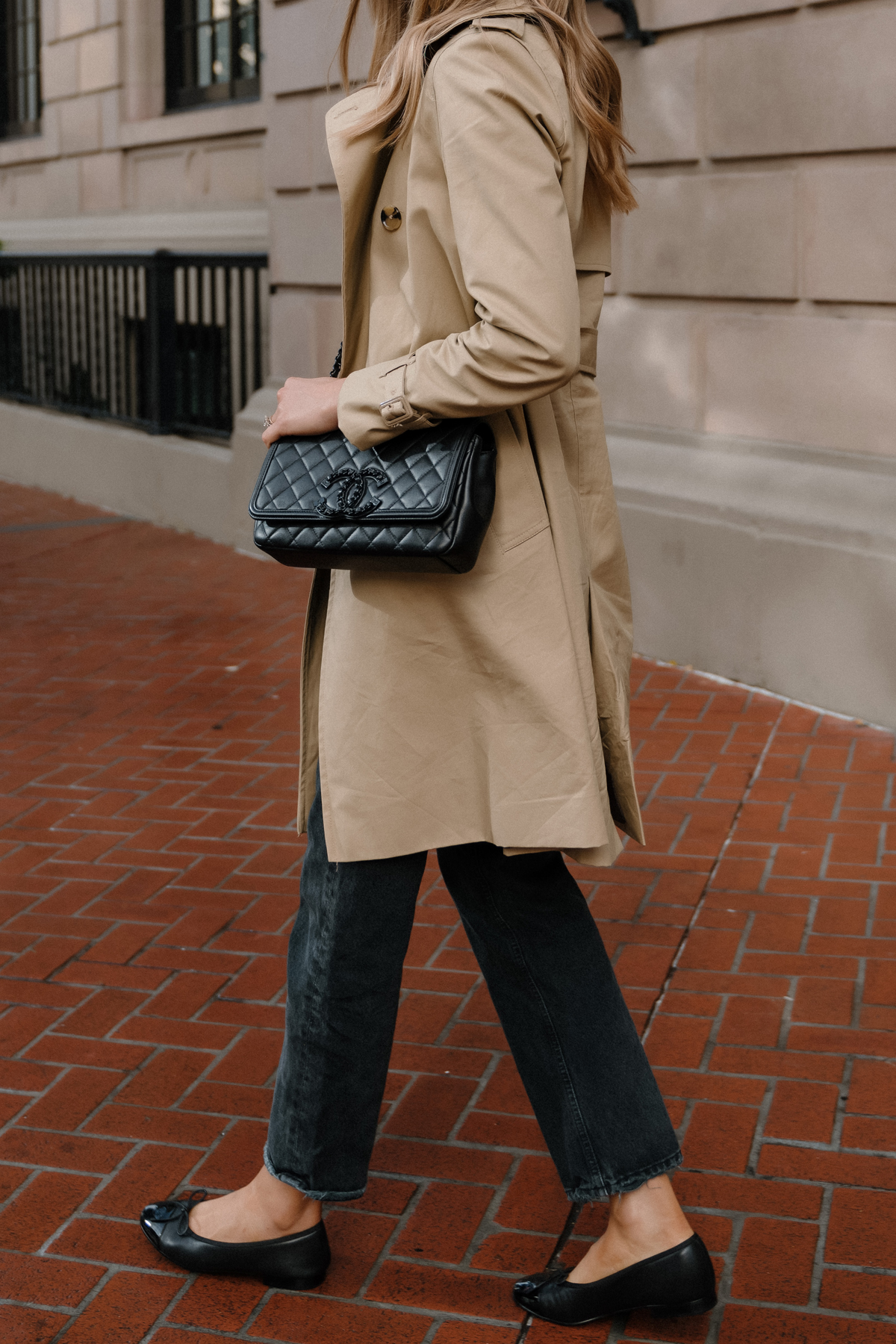 TRENCH COAT and jeans outfit  White tee jeans, Casual fall