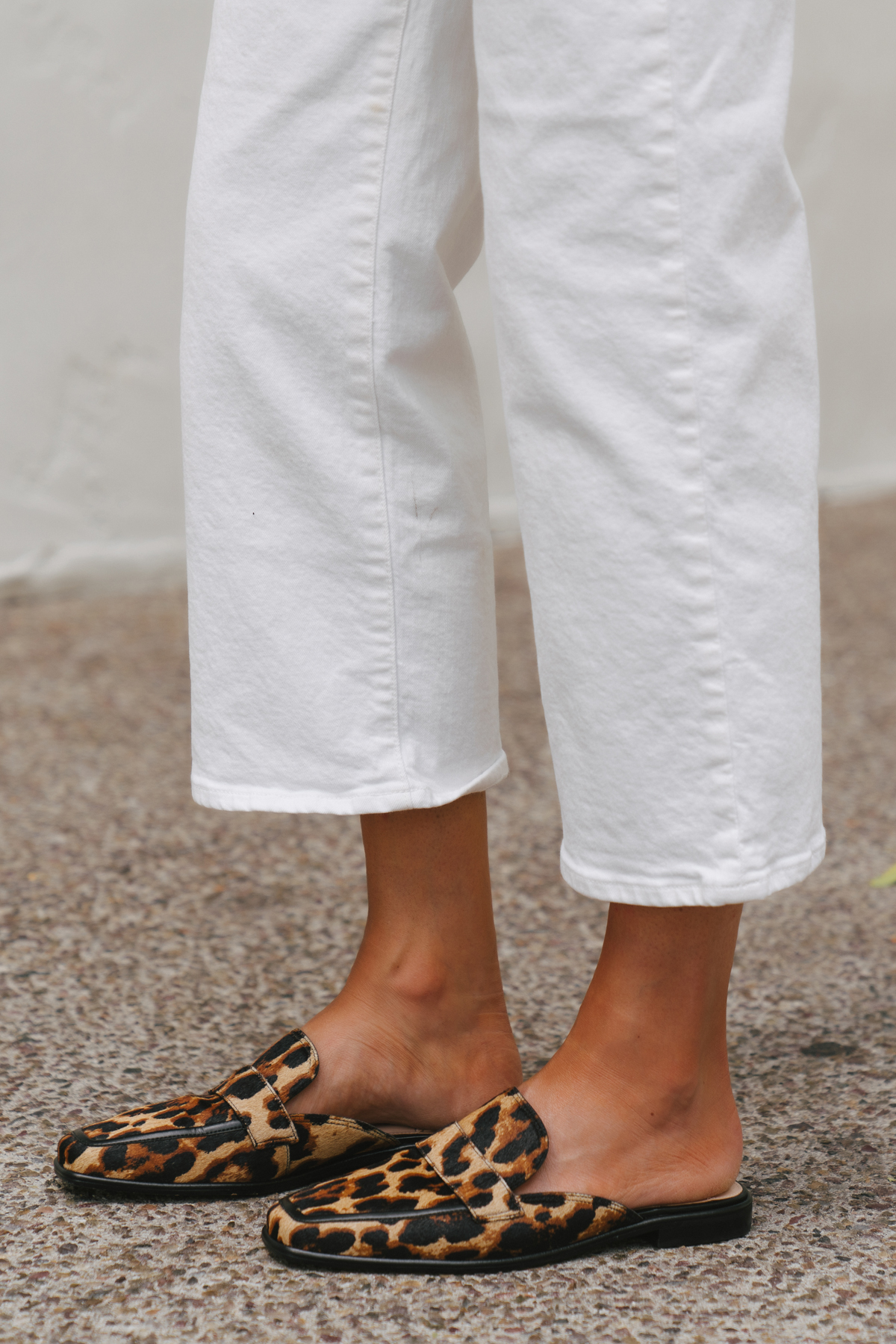 Fashion Jackson Wearing White Jeans Vince Camuto Leopard Loafers White Jeans