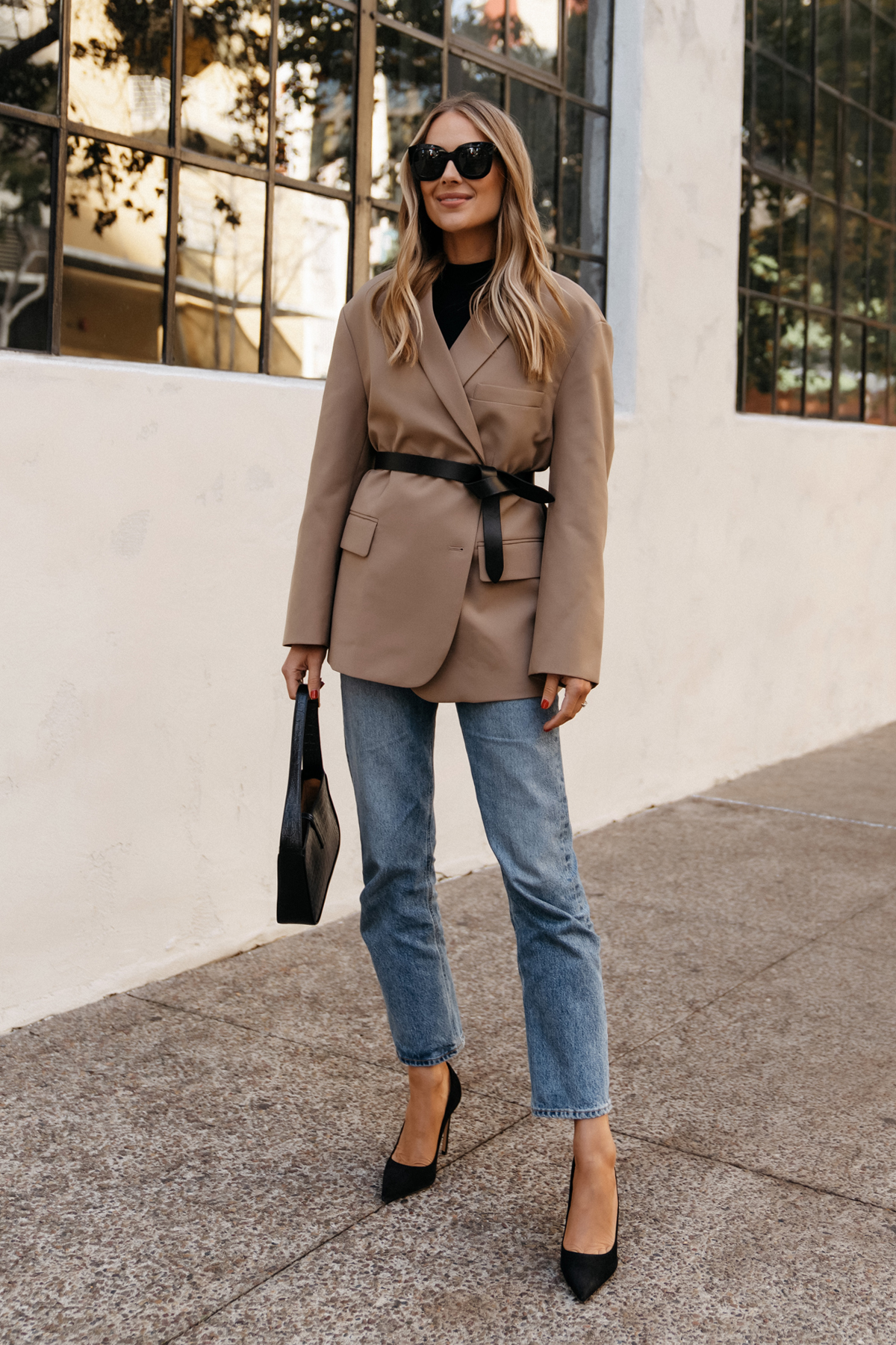 Fashion Jackson Wearing Frankie Shop Bea Blazer isabel marant lecce belt AGOLDE Jeans Black Pumps Saint Laurent leather shoulder bag Fall Outfit Street Style A trendy way to wear a blazer 2